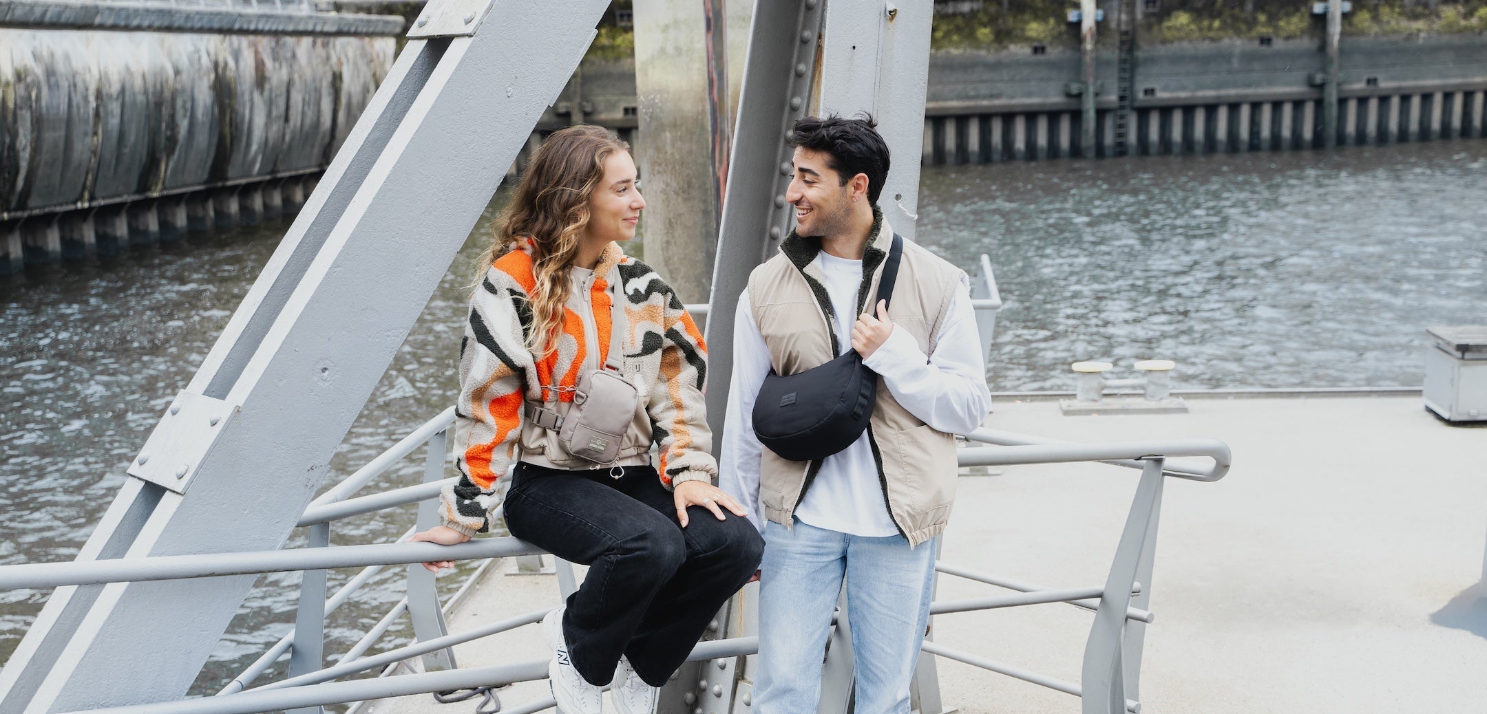 Moderne Bauchtaschen, Umhängetaschen und Weeknder für Damen & Herren