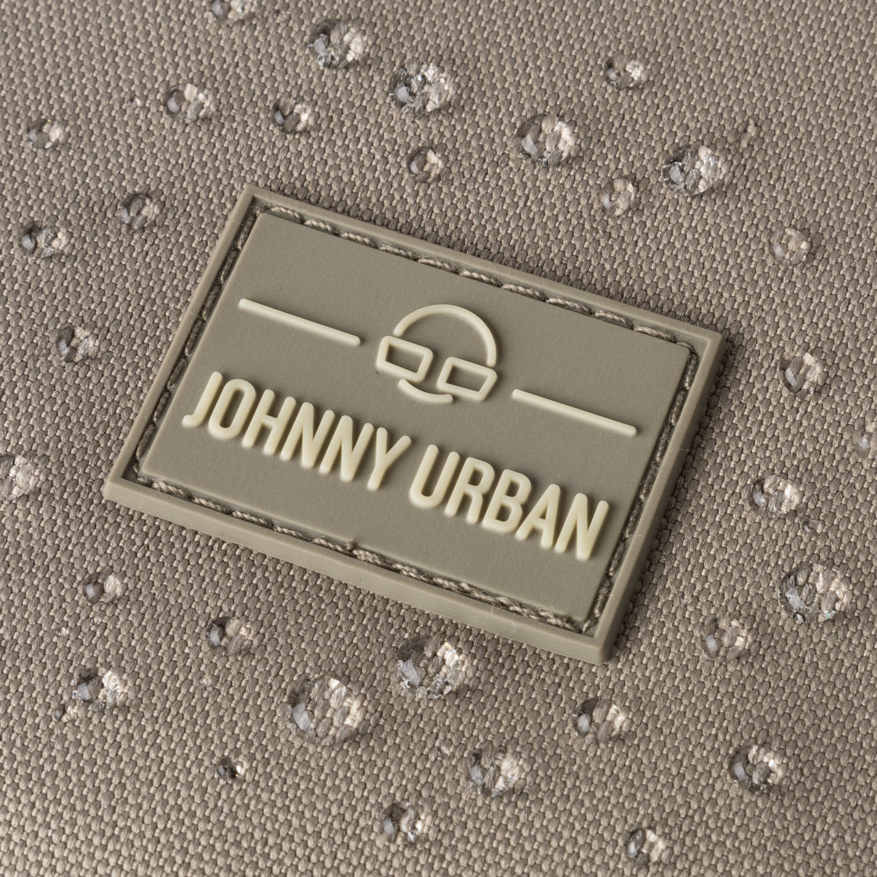 Nahaufnahme des wasserdichten Materials mit Johnny Urban Logo auf dem Rucksack 'Nico'