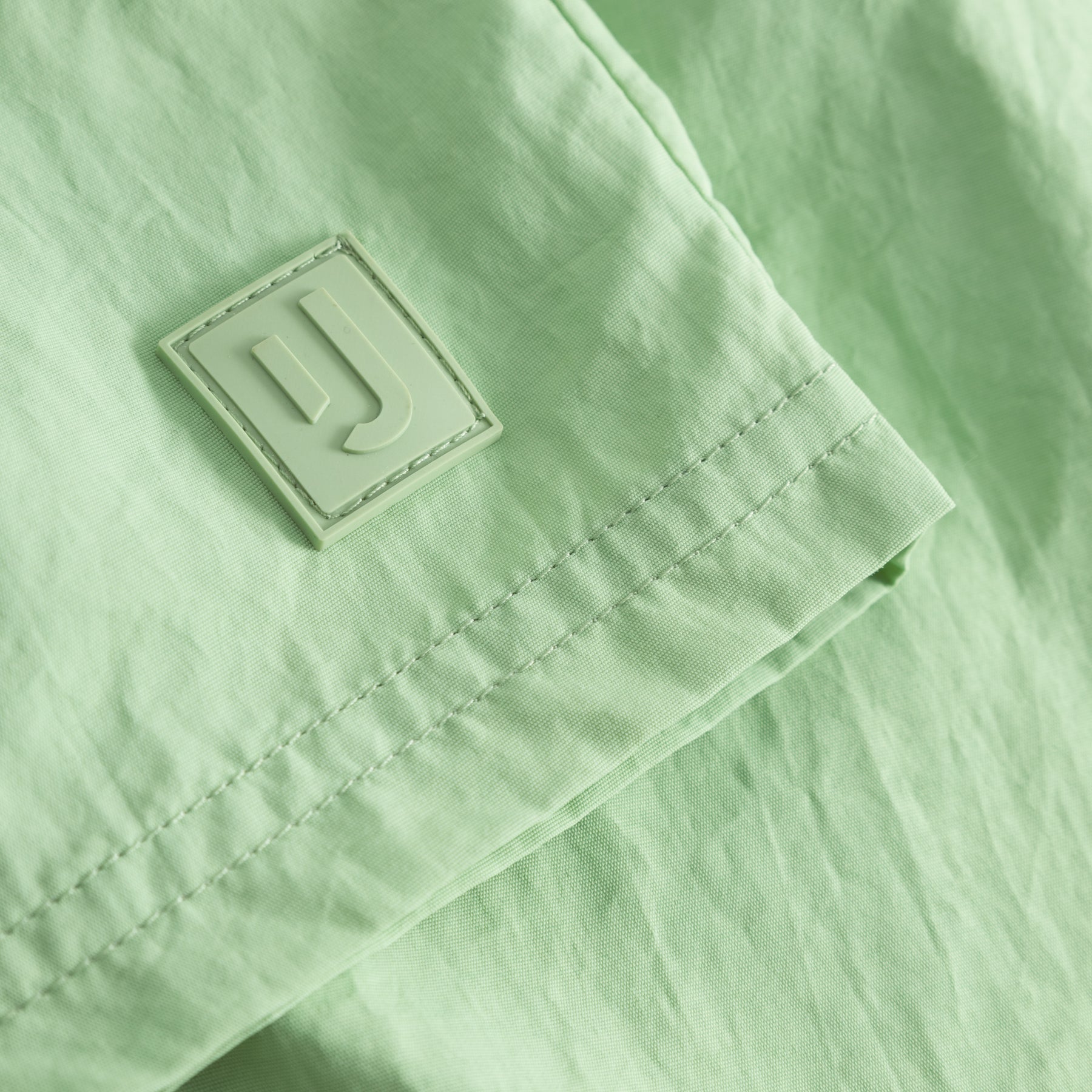 Hellgrüne Badehose 'Jay' mit Ton-in-Ton Markenlogo-Patch