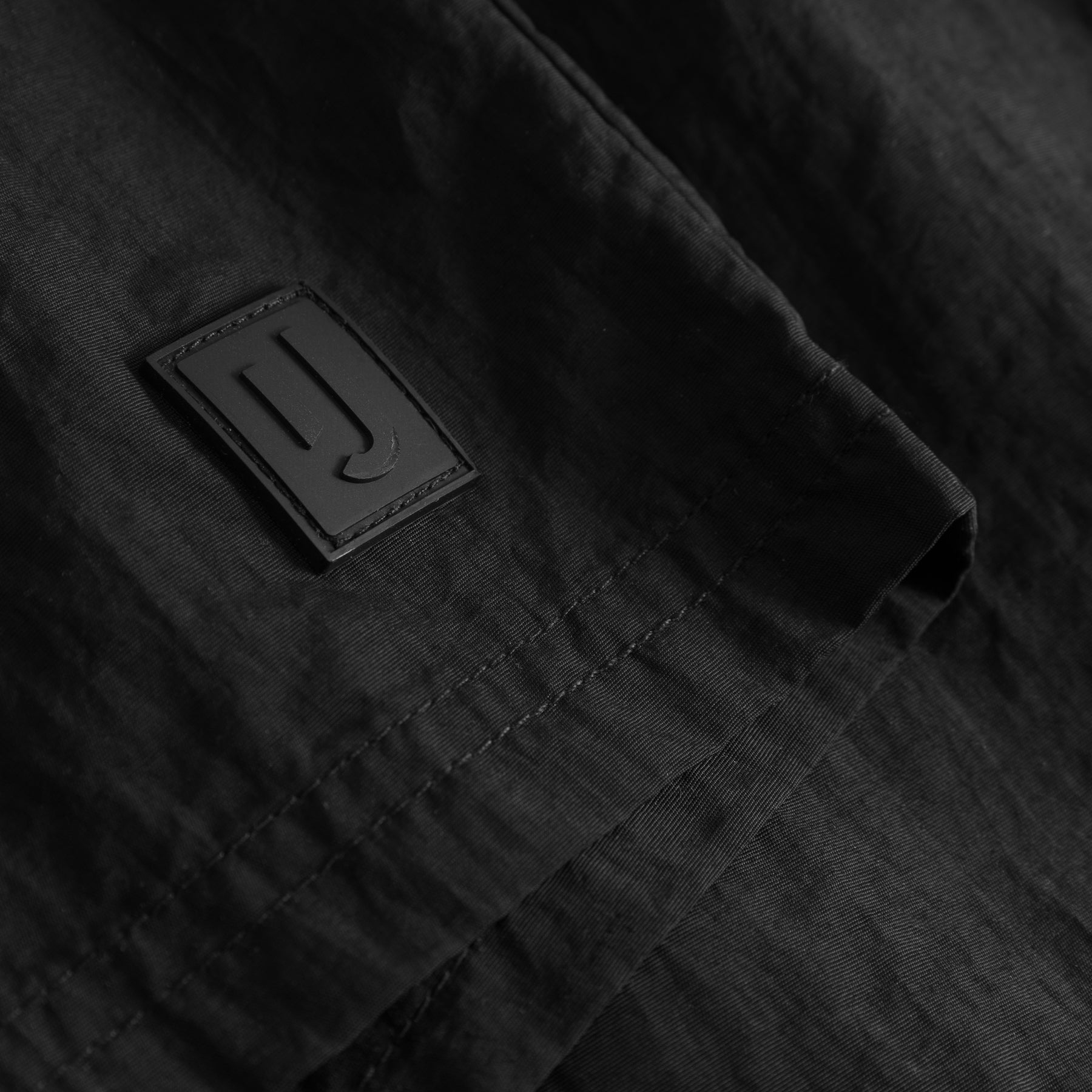 Schwarze Badehose 'Jay' mit aufgenähtem Logo-Patch