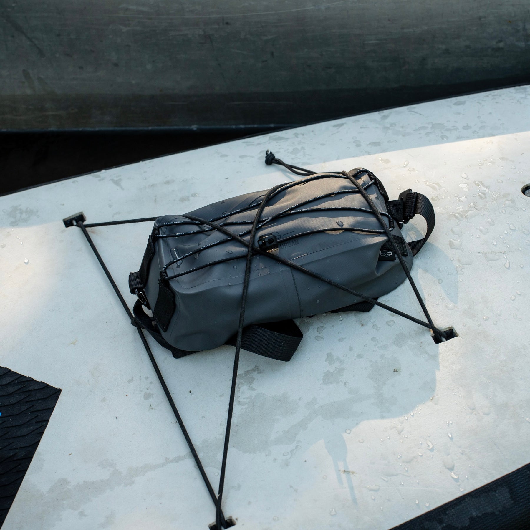 Schwarze Lenkertasche 'Arlo' aus wasserabweisendem Material mit elastischen Spanngurten auf weißem Untergrund