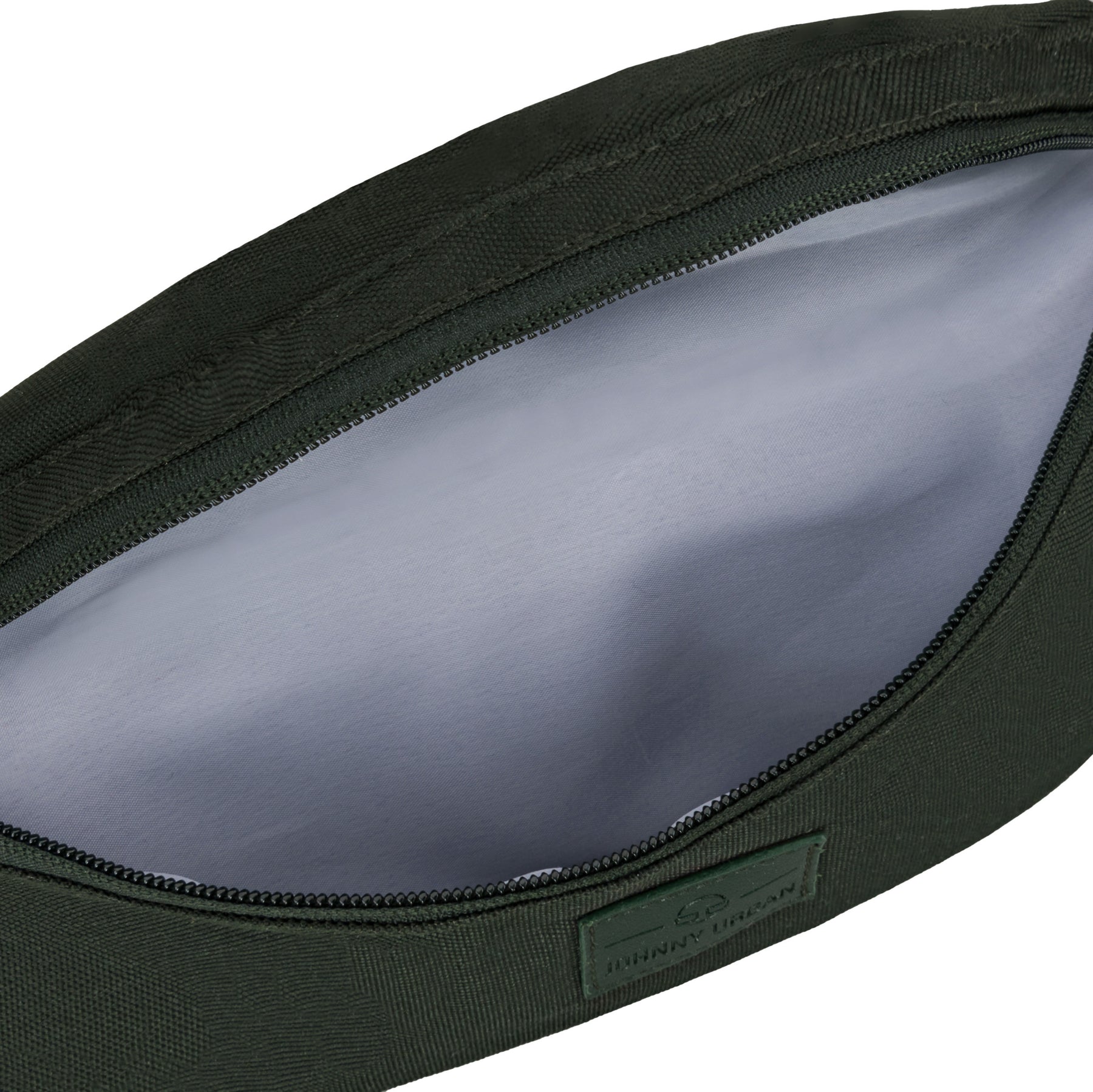 Geöffneter Reißverschluss einer grünen Bauchtasche 'Erik Small' von Johnny Urban mit grauem Innenfutter