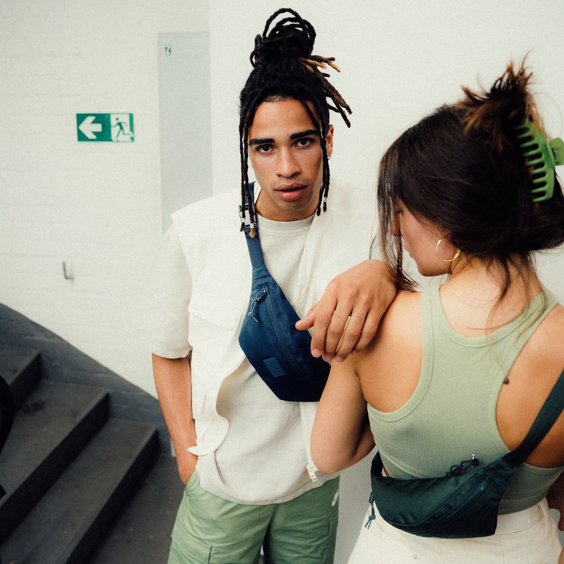 Junger Mann trägt Bauchtasche 'Erik Small' von Johnny Urban in Blau quer über die Brust