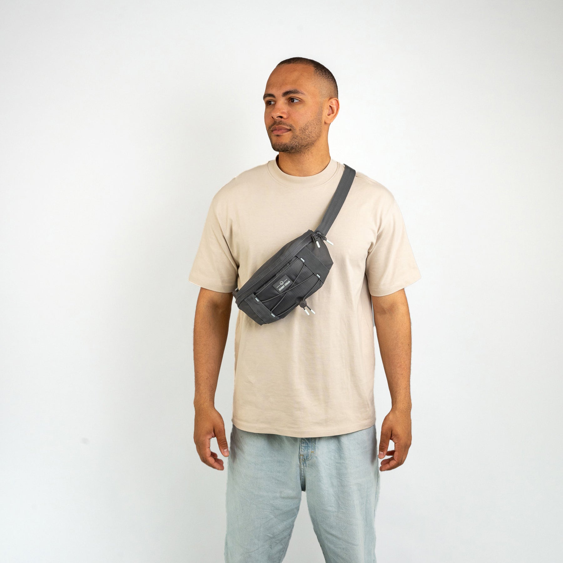 Mann trägt olivgrüne Bauchtasche 'Devin' von Johnny Urban quer über die Brust