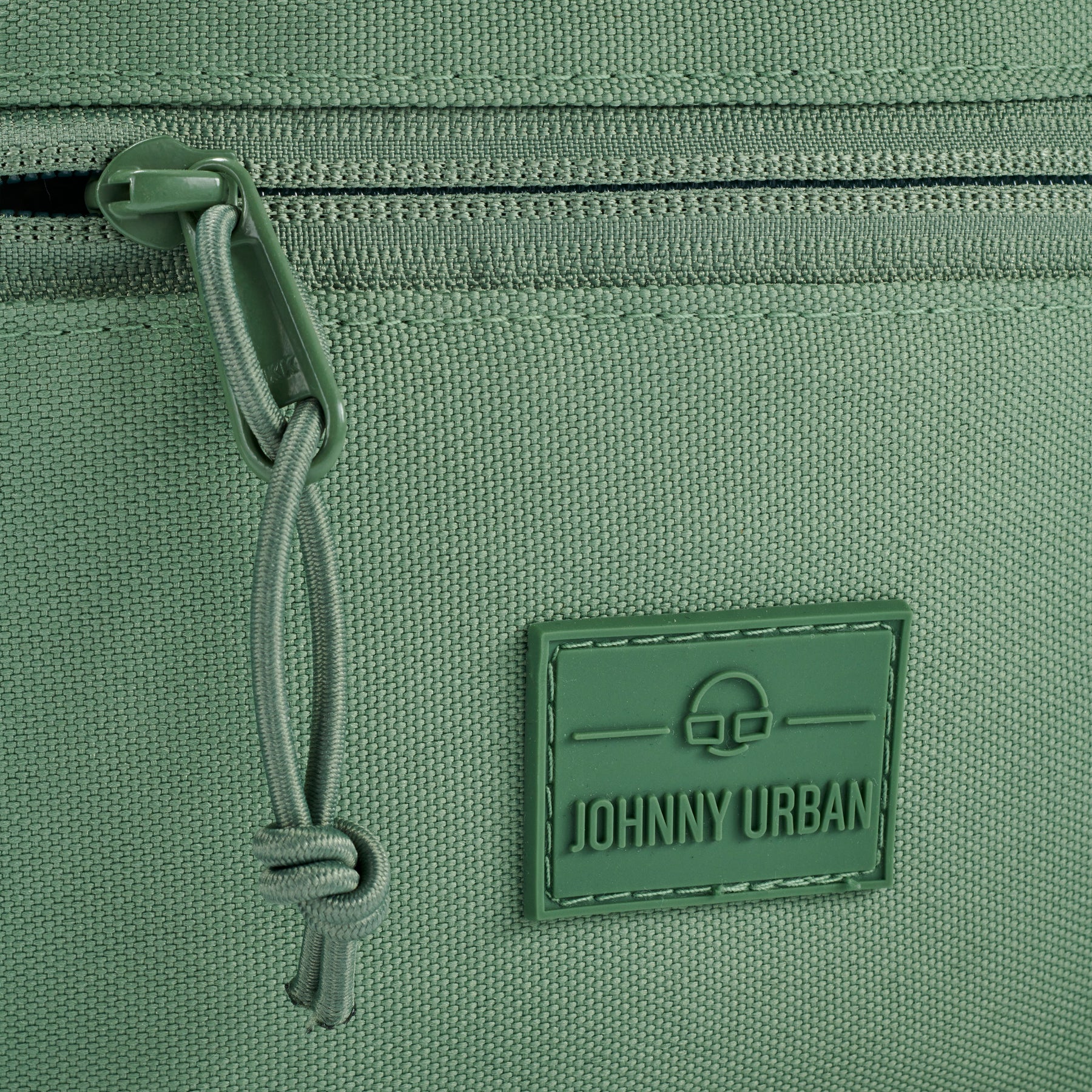Nahaufnahme der grünen Bauchtasche 'Erik Large' von Johnny Urban mit Reißverschluss und Markenlogo