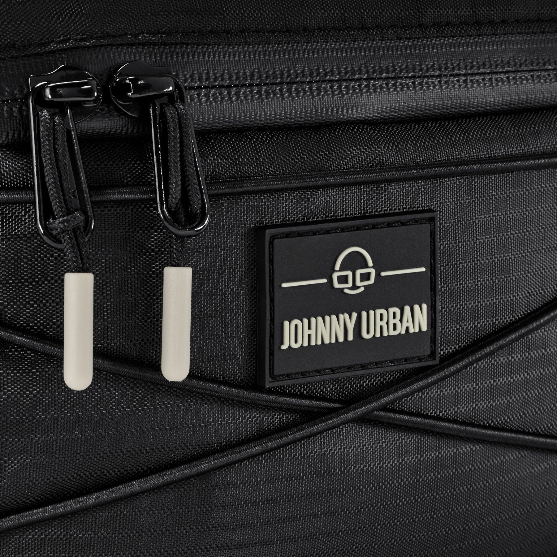 Schwarze Bauchtasche 'Devin' von Johnny Urban mit Reißverschluss und Logo-Patch