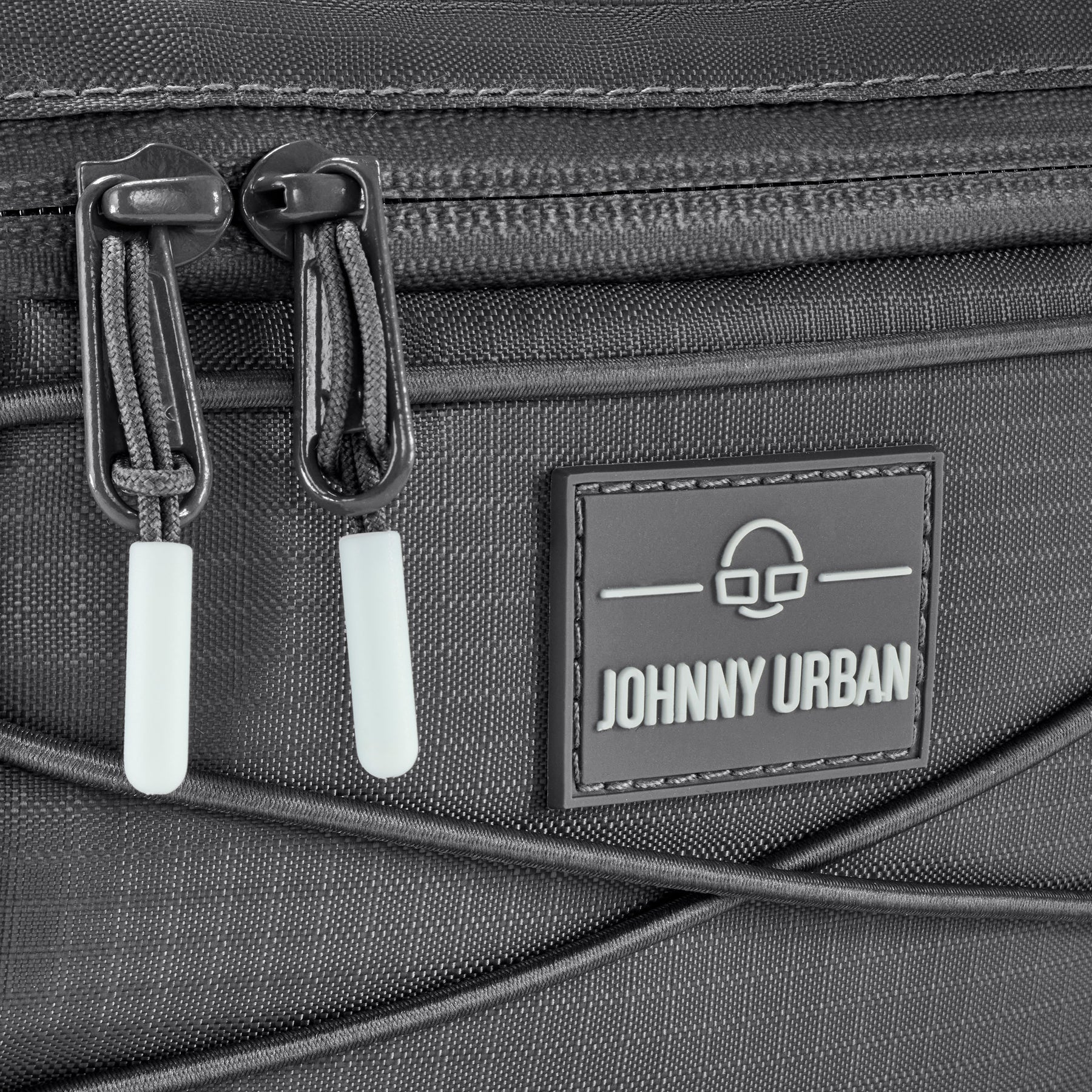 Nahaufnahme der grauen Bauchtasche 'Devin' von Johnny Urban mit Reißverschlüssen und Logo-Patch