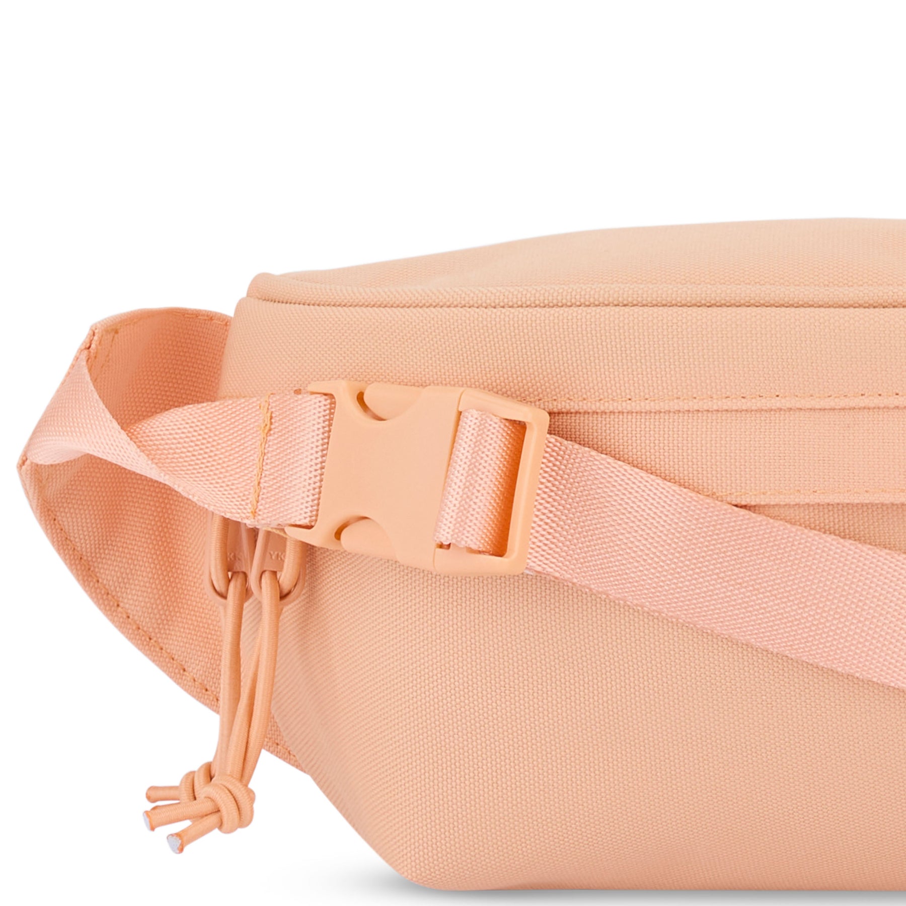 Nachhaltige Bauchtasche 'Tom' von Johnny Urban in Pfirsich mit verstellbarem Gurt und Reißverschlussdetails