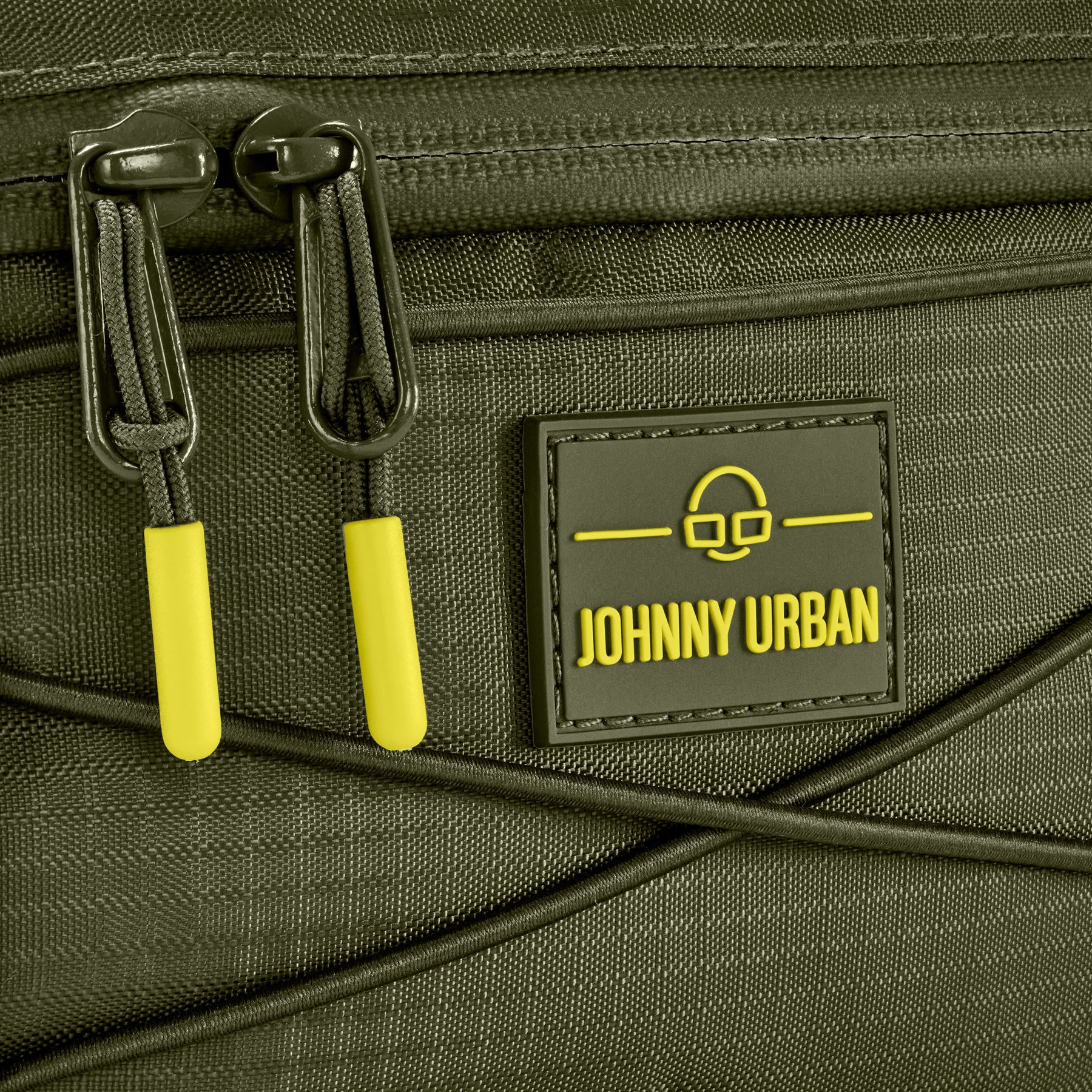 Detailansicht der olivfarbenen Bauchtasche 'Devin' von Johnny Urban mit Reißverschlüssen und Markenlogo