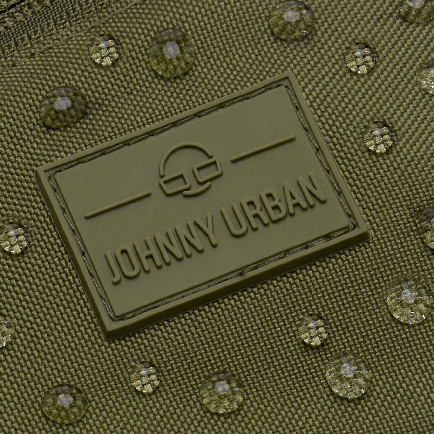 Naheinstellung des wasserabweisenden, olivgrünen Bauchtaschenstoffs mit Johnny Urban Logo und Wassertropfen