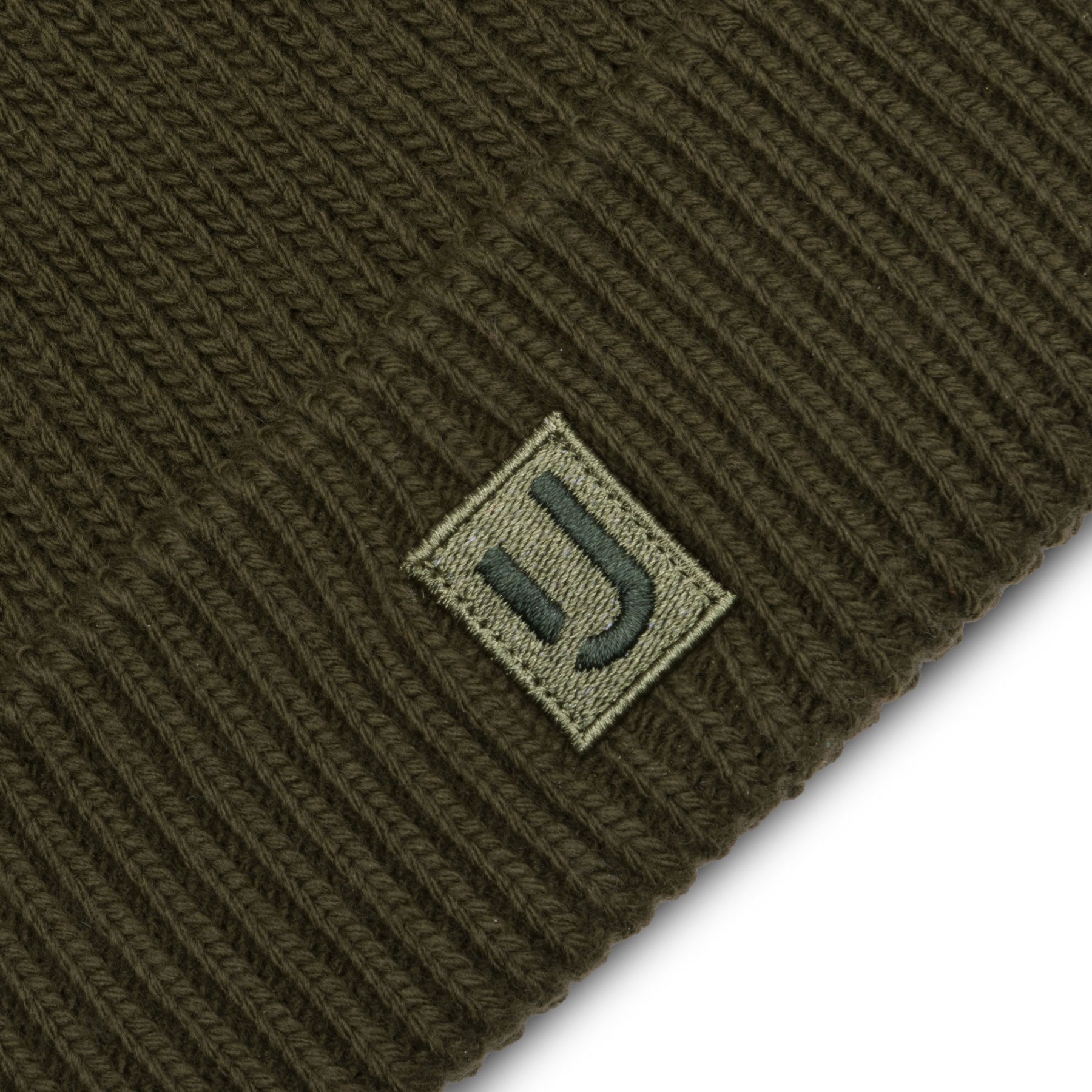 Mütze 'Billie' von Johnny Urban, dunkelgrünes, grob gestricktes Material mit kleinem eingenähtem Logo-Patch