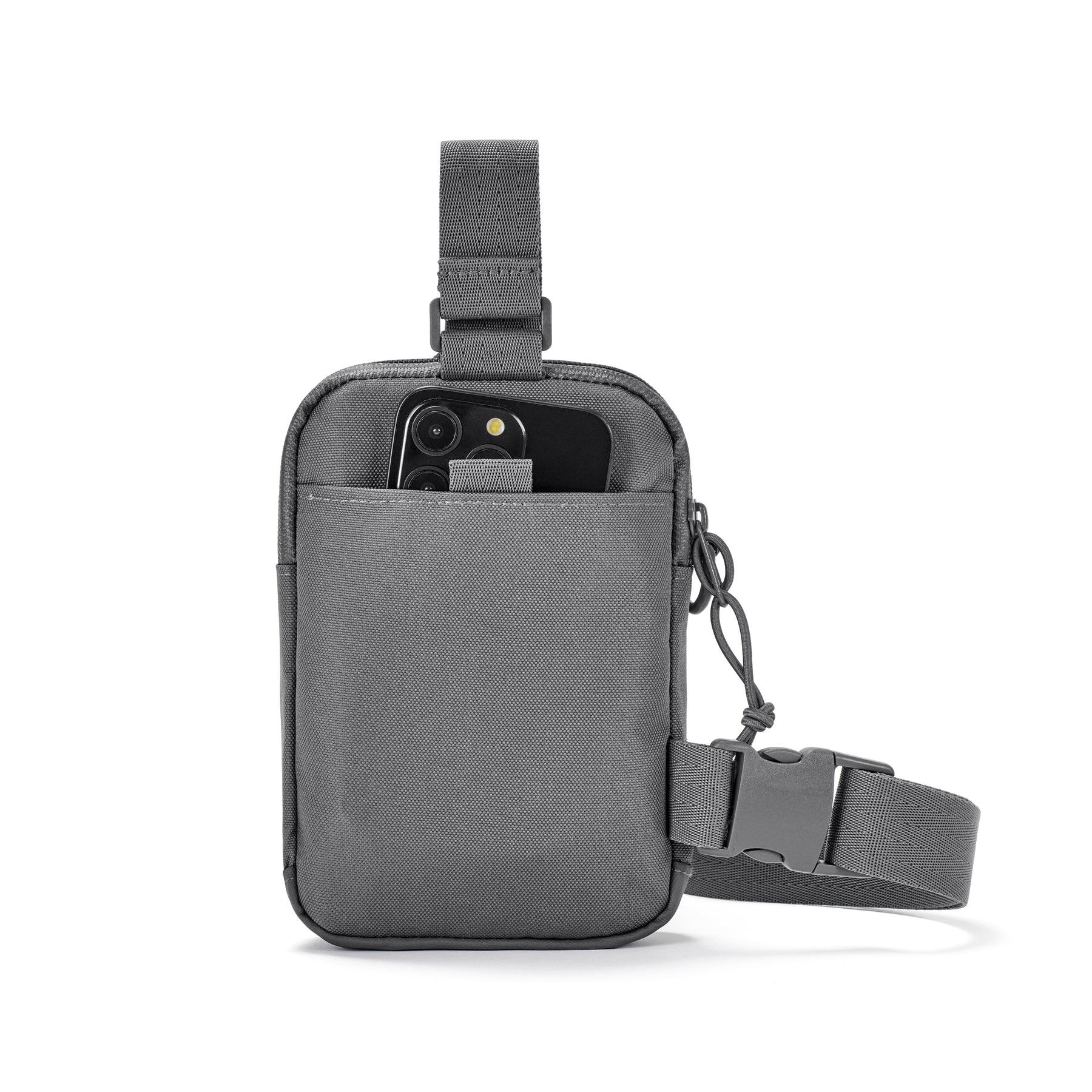 Dunkelgraue Brusttasche 'Arthur' von Johnny Urban mit Vorderfach, in dem ein Smartphone steckt