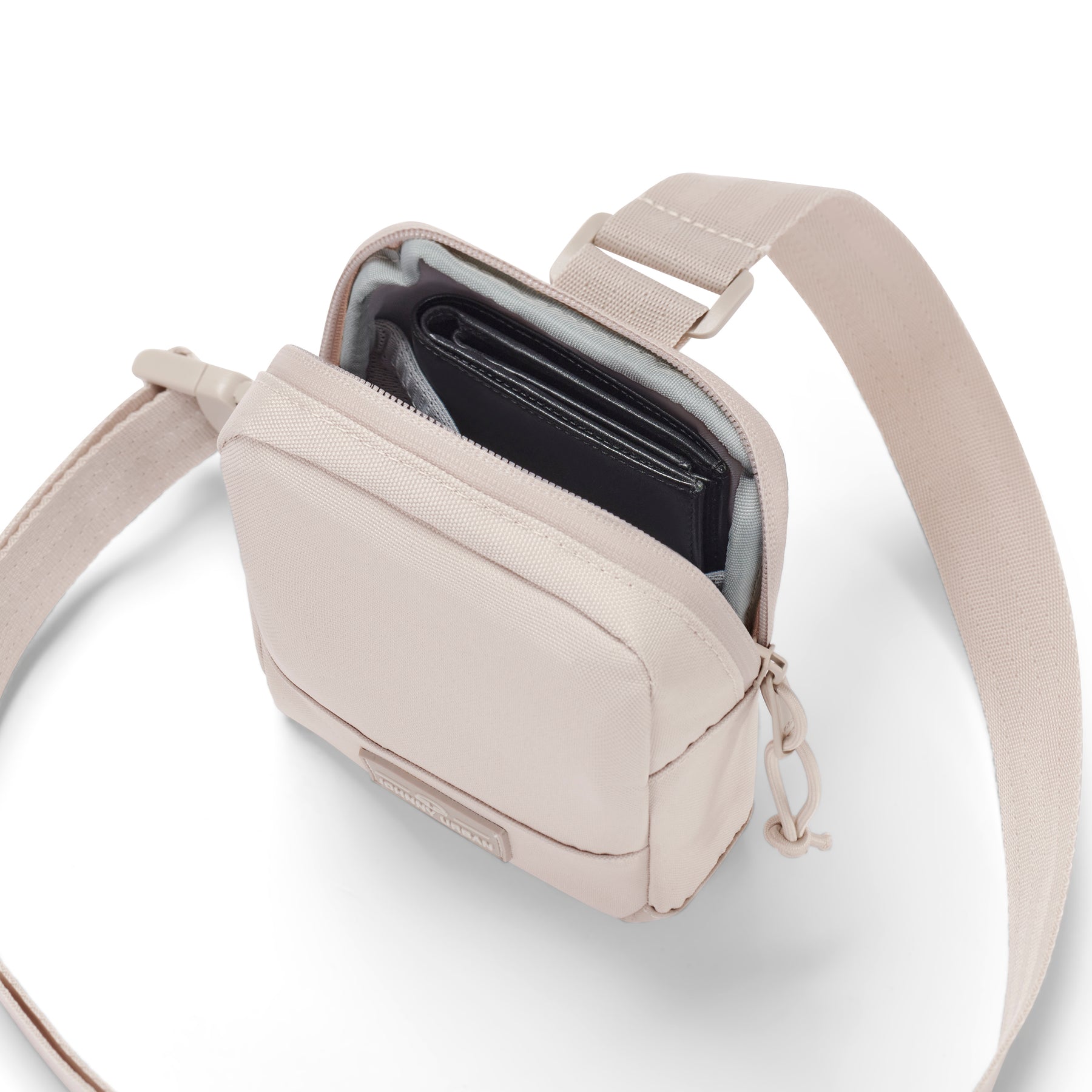 Johnny Urban Front Pack 'Arthur' in beige mit geöffnetem Hauptfach und sichtbarer schwarzer Geldbörse