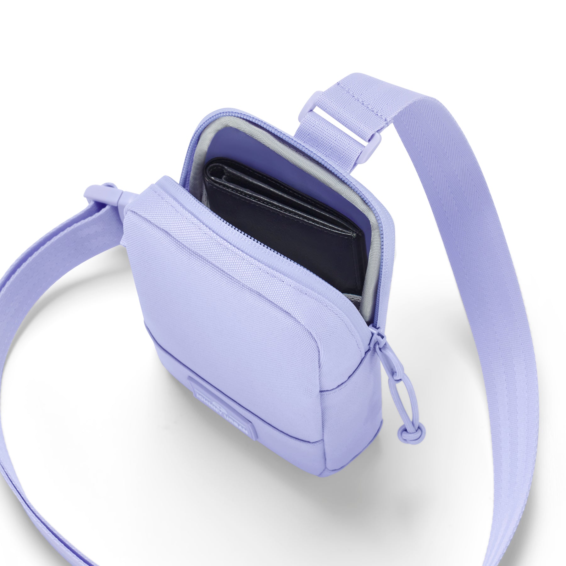 Hellviolette Fronttasche 'Arthur' von Johnny Urban mit einem schwarzen Portemonnaie im Inneren