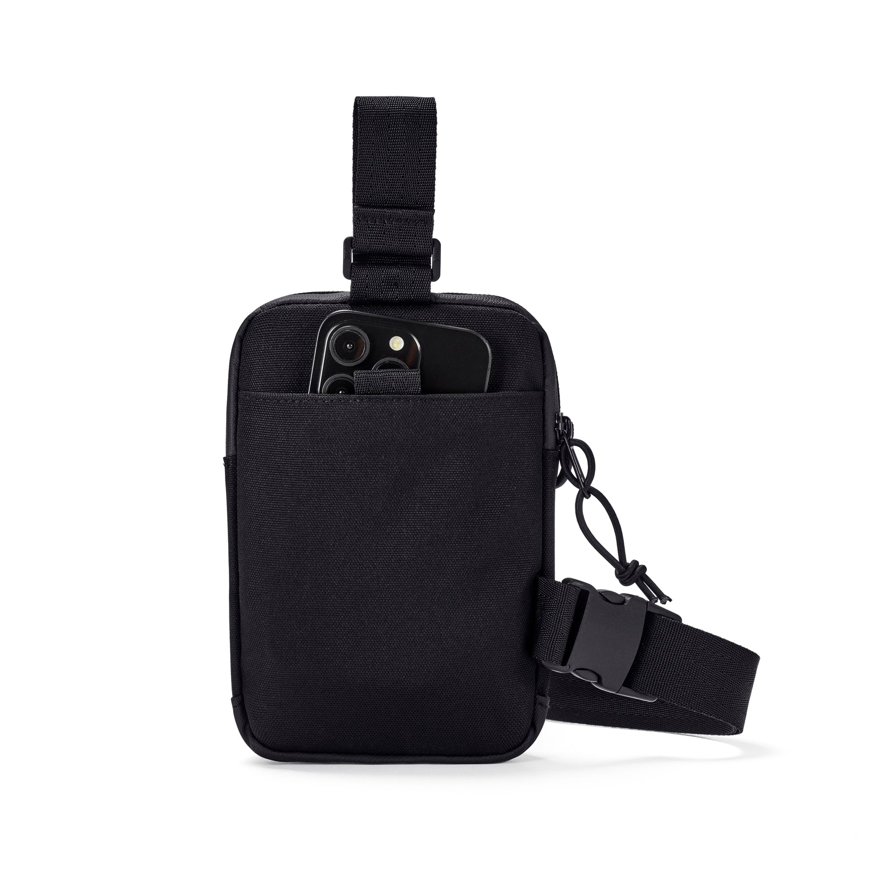 Schwarze Fronttasche 'Arthur' von Johnny Urban mit schwarzem Smartphone in der Außentasche