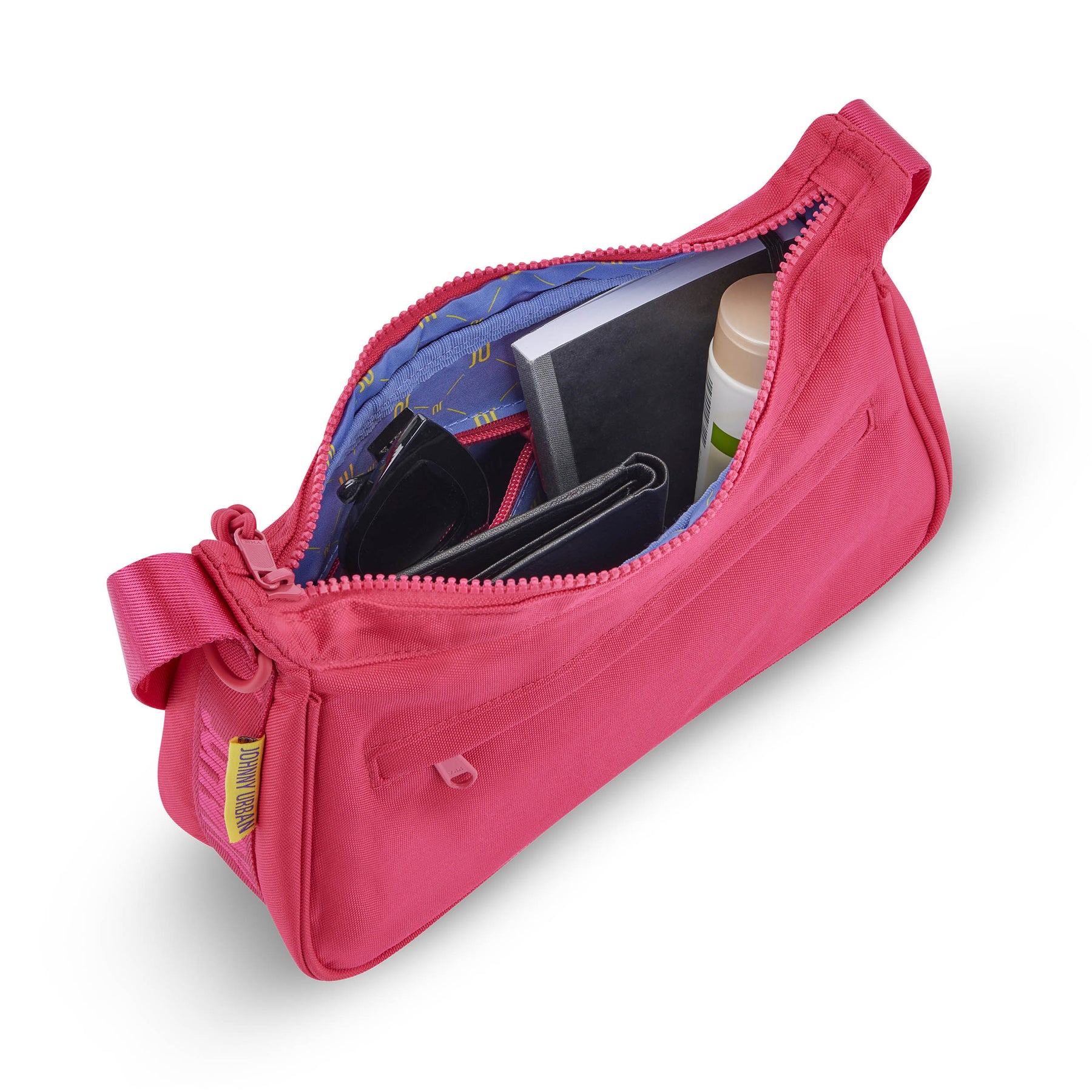 Handtasche 'Maddy' von Johnny Urban in Pink mit offener Reißverschlussöffnung, zeigt Innenfutter, Sonnenbrille, Notizbuch, Flasche und Geldbörse