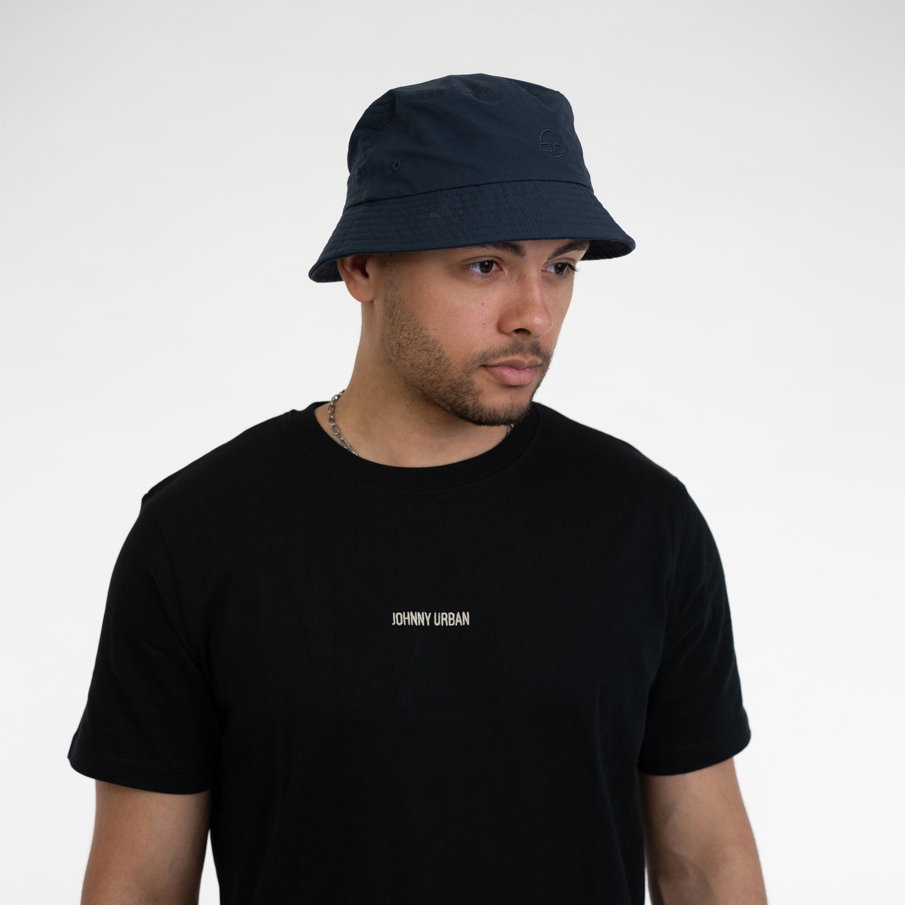 Mann trägt dunkelblauen Bucket Hat 'Bob' und schwarzes Johnny Urban T-Shirt