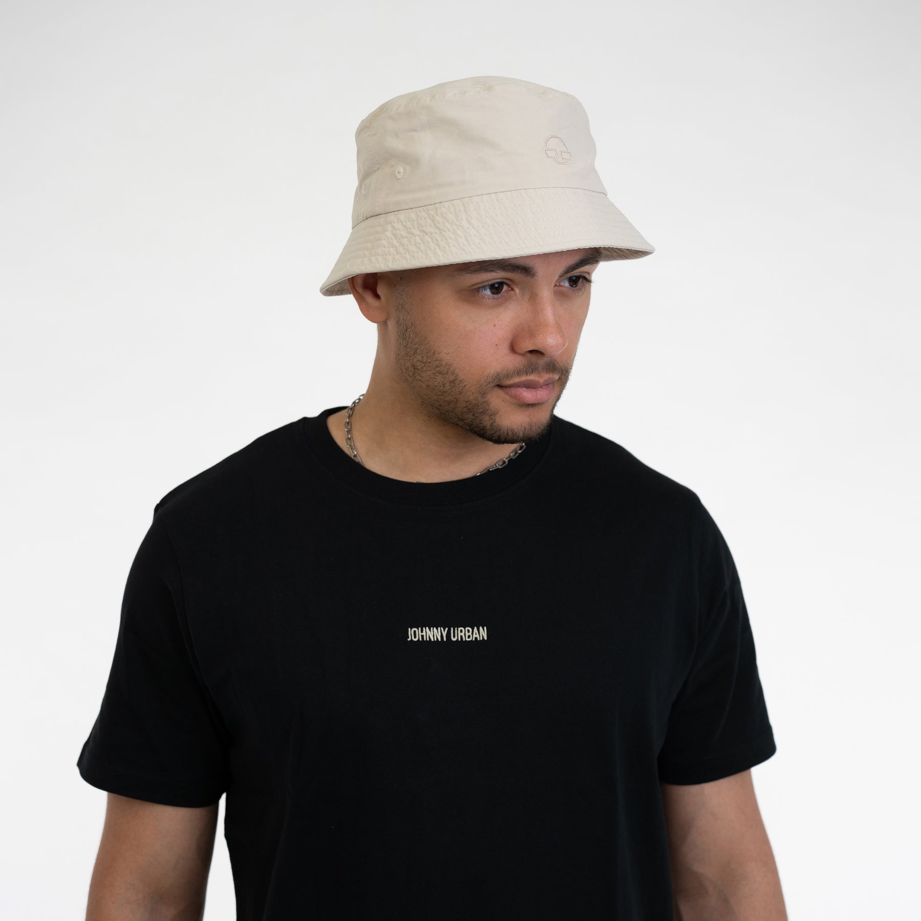 Mann trägt hellbeigen Bucket Hat 'Bob' und schwarzes Johnny Urban T-Shirt