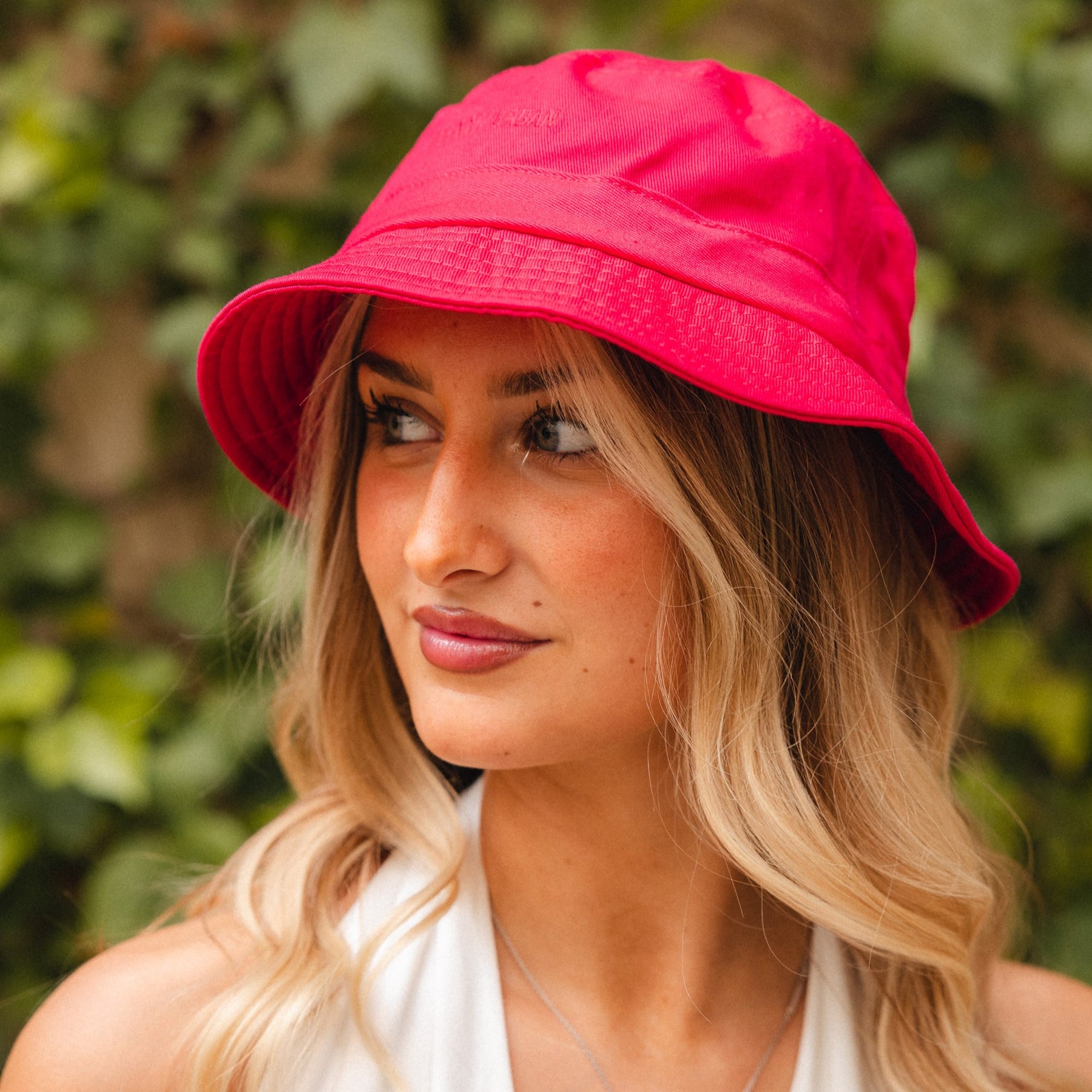 Frau mit langeblonden Haaren trägt einen pinkfarbenen Bucket Hat 'Gill' von Johnny Urban