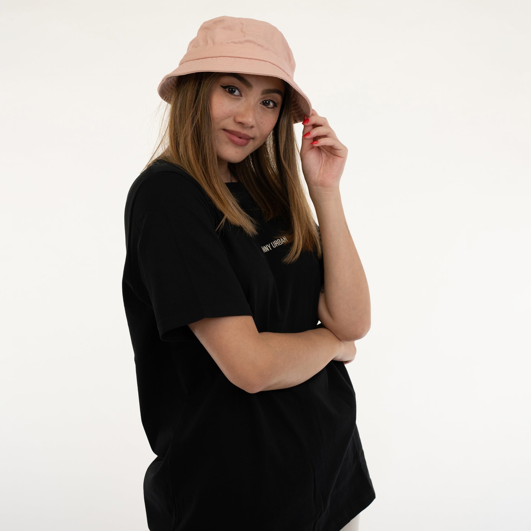 Frau trägt rosa Bucket Hat 'Gill' und schwarzes Johnny Urban T-Shirt