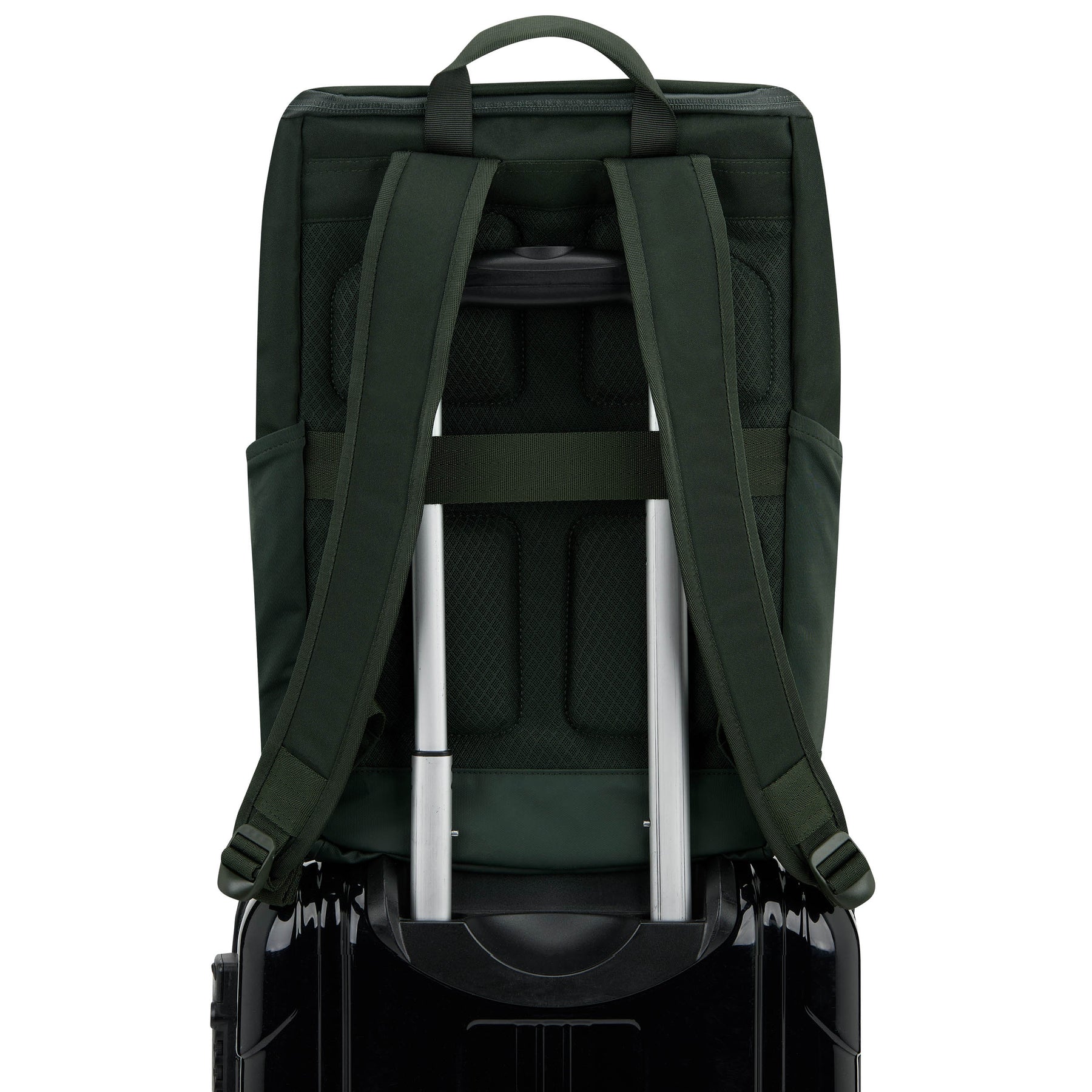 Rückseite des grünen Business-Rucksacks 'Jasper' mit gepolsterten Trägern und Fixiergurt auf schwarzem Trolley