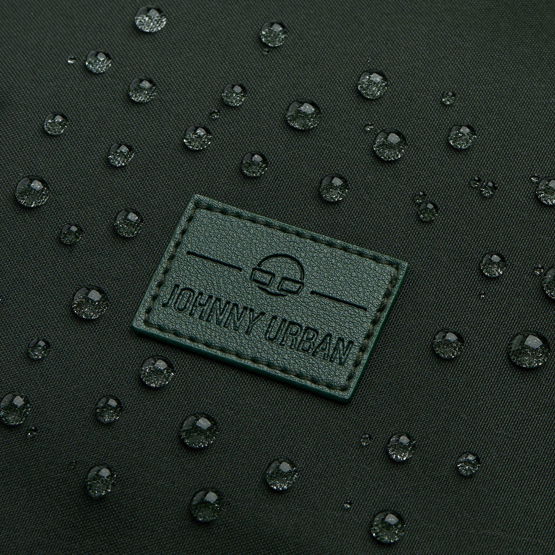 Grüner Business-Rucksack 'Jasper' von Johnny Urban mit wasserabweisendem Material und Wassertropfen