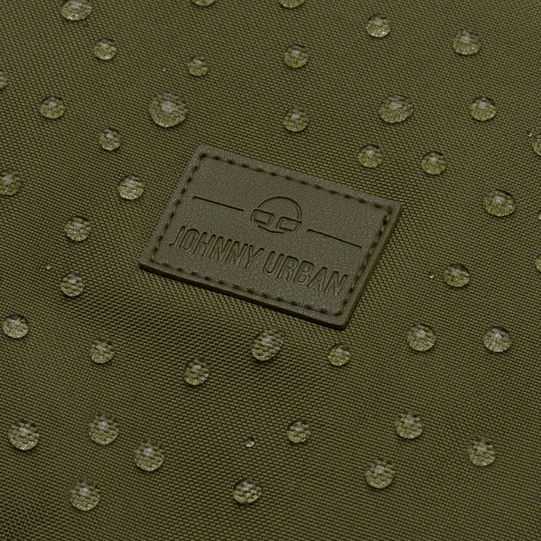 Nahaufnahme eines olivgrünen wasserabweisenden Stoffs mit 'Johnny Urban' Logo auf dem Business-Rucksack 'Jasper'