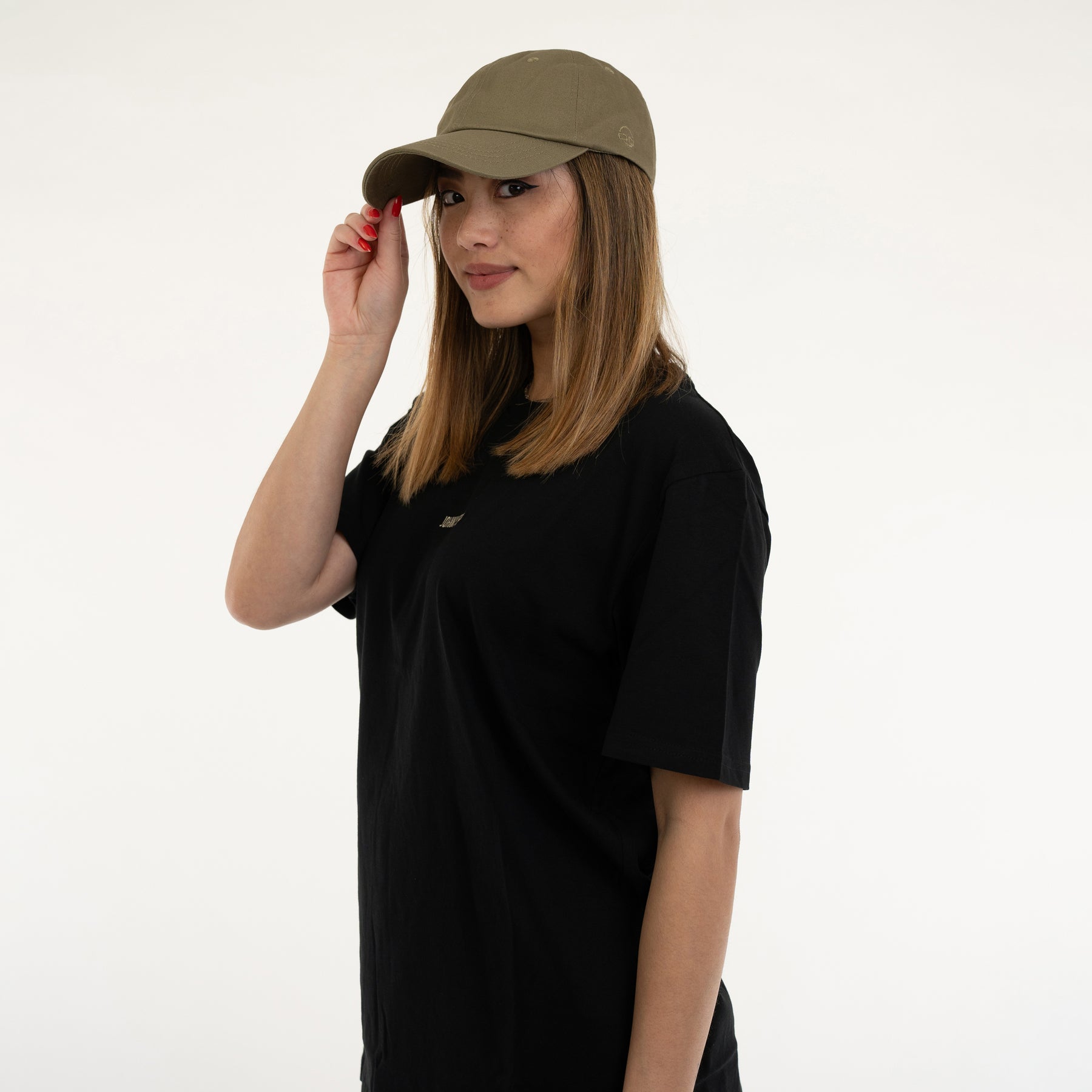 Frau trägt olivgrüne Cap 'Jen' von Johnny Urban und schwarzes T-Shirt