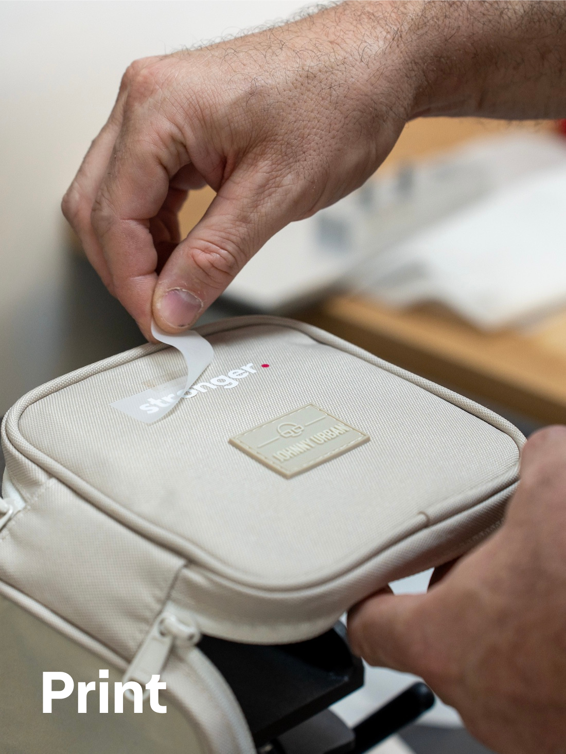 Unsere hochqualitative Branding-Ausstattung für Stronger gibt dem Team alles, was sie im Alltag brauchen - von Taschen bis Hoodies.