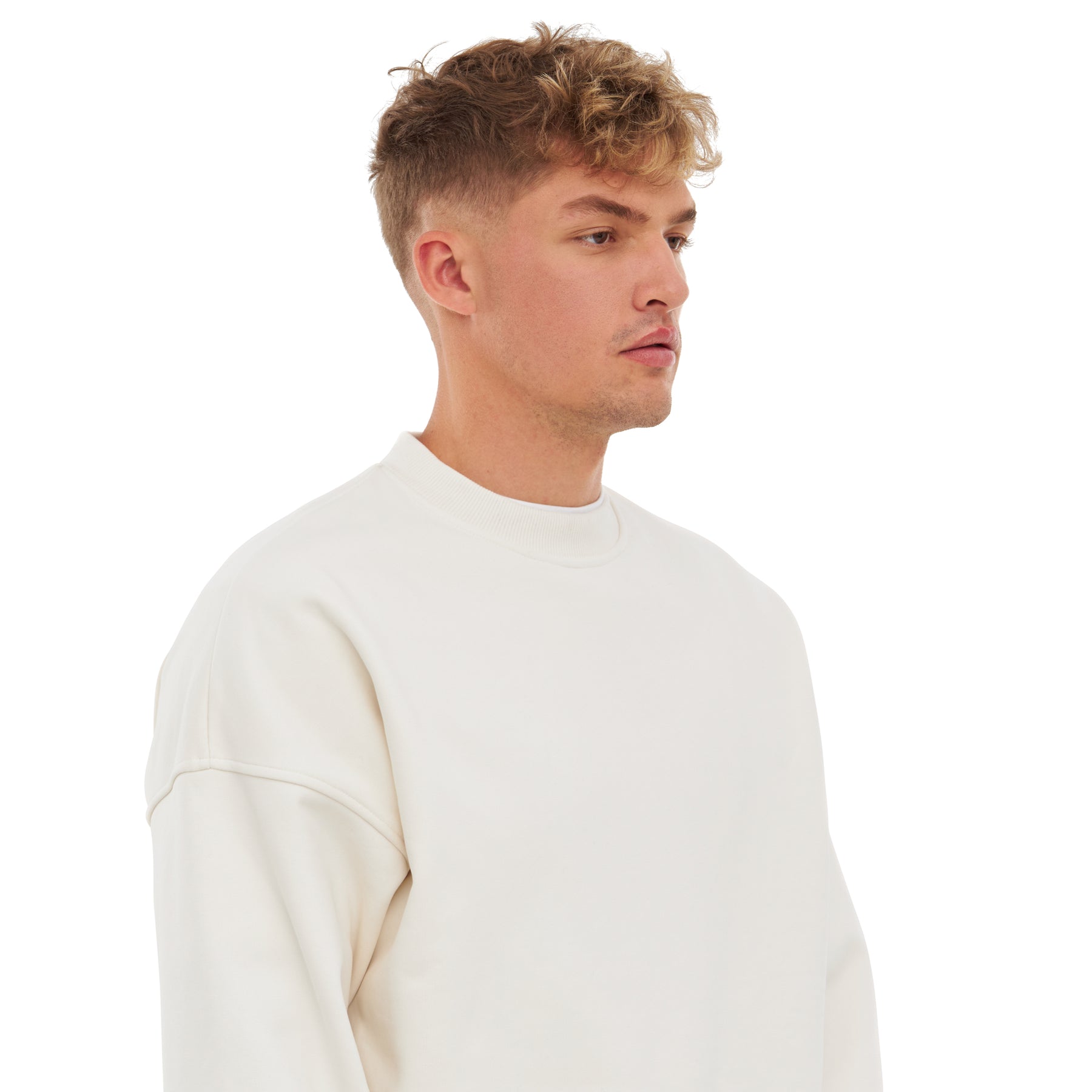 Mann trägt weißen oversized Crewneck 'Carter' von Johnny Urban, stehend im Profil