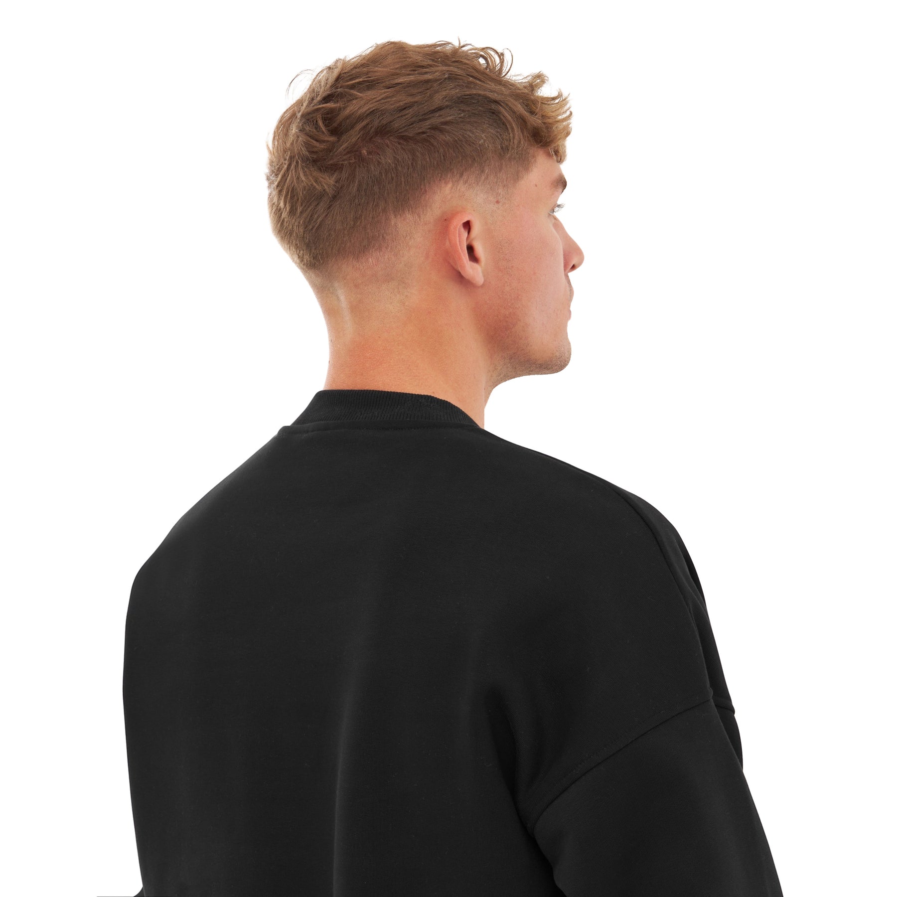 Mann von hinten mit schwarzem oversized Crewneck 'Carter' von Johnny Urban