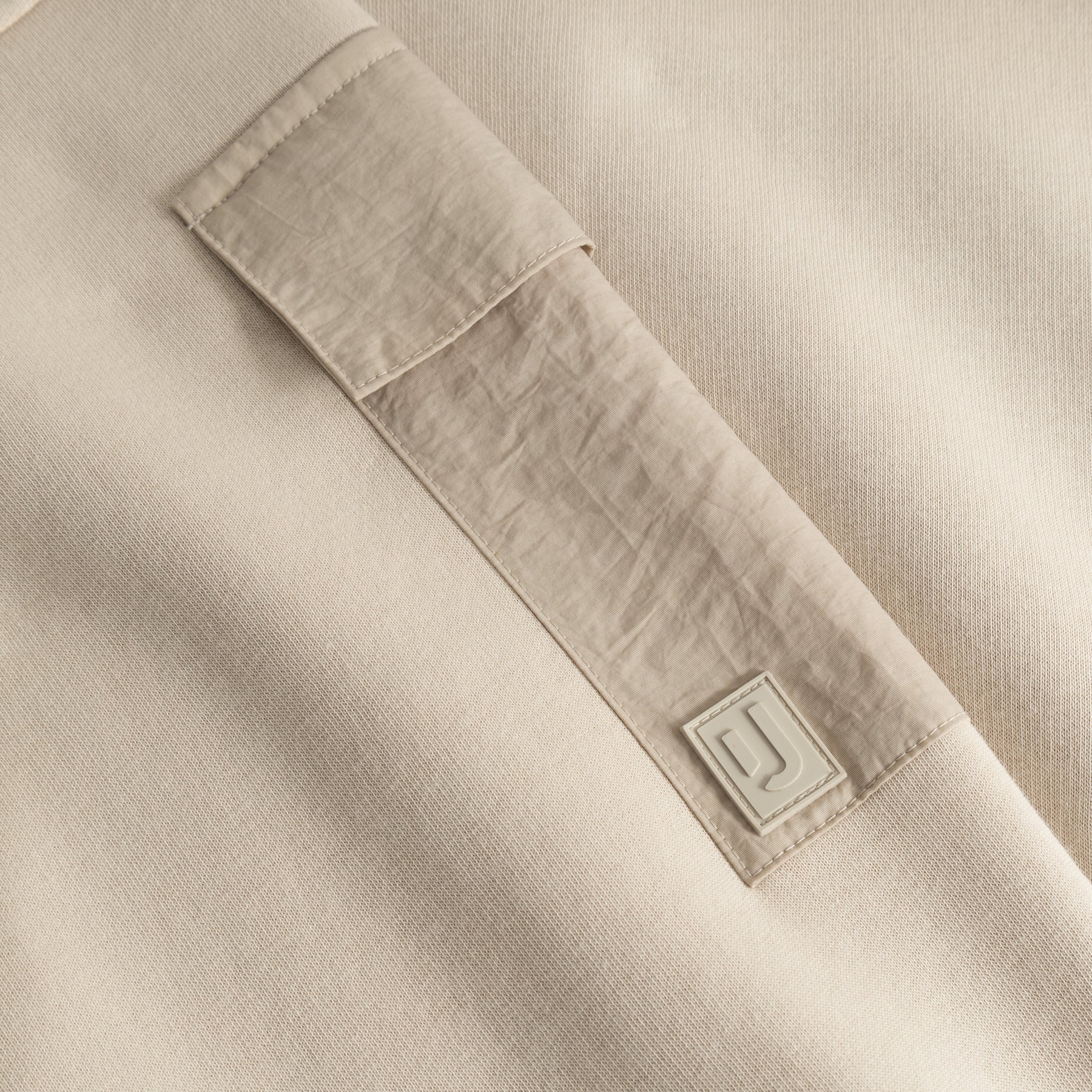 Beige Taschendetail am Cropped Hoodie 'Carly' mit Johnny Urban Logo