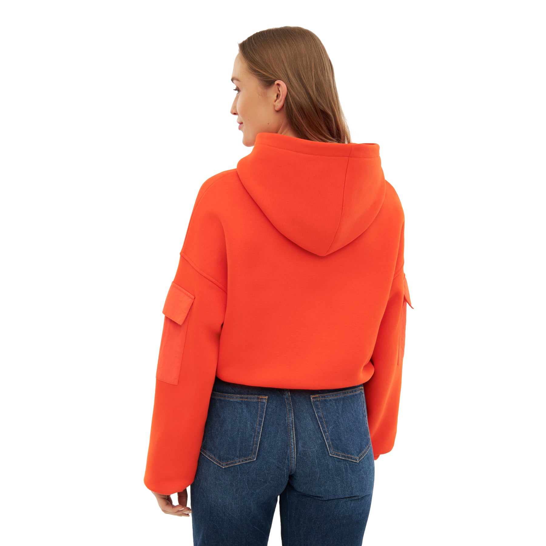 Roter Cropped Hoodie 'Carly' von hinten an Frau, mit Kapuze und Taschen an den Ärmeln