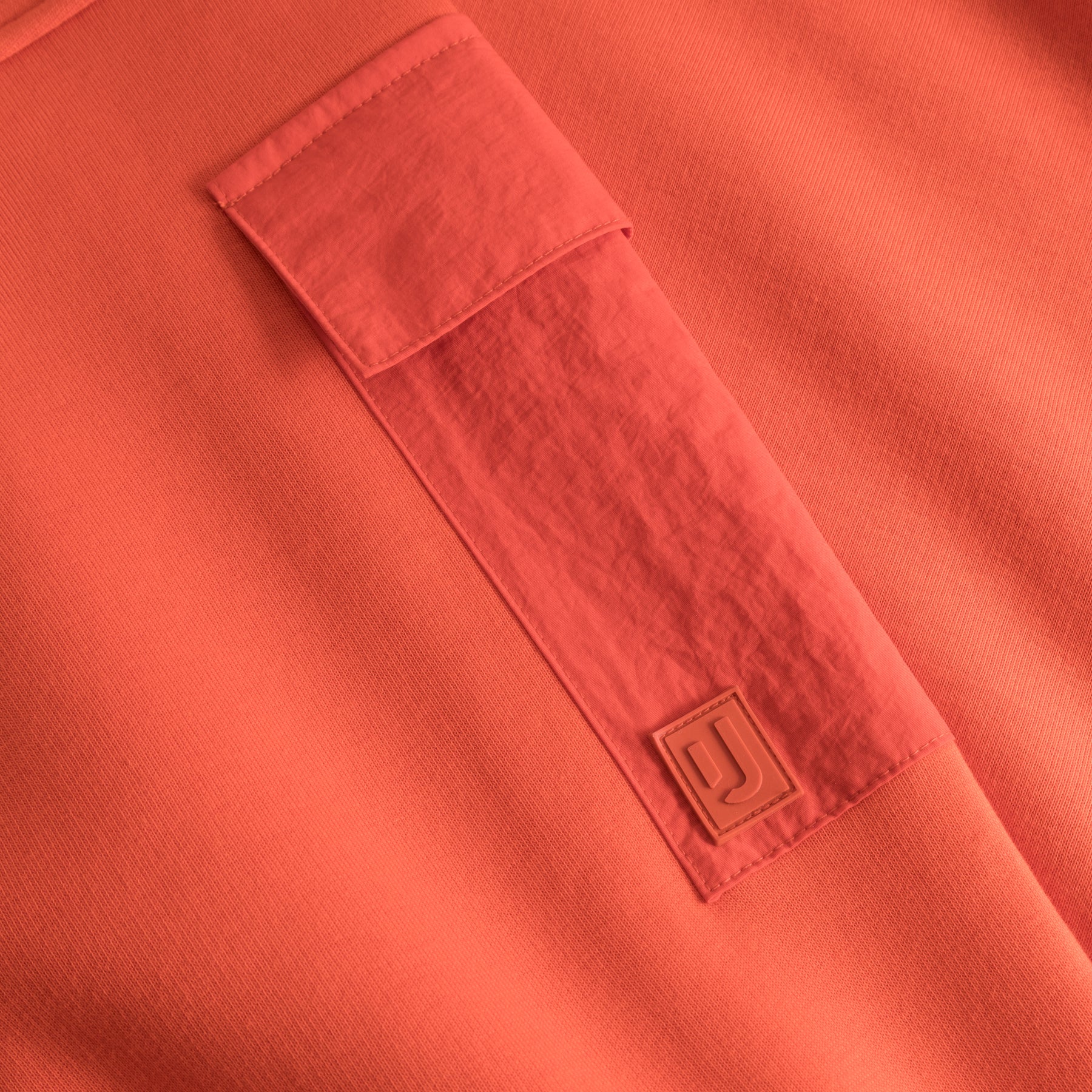 Rotes Detail mit Tasche und Johnny Urban Logo am Cropped Hoodie 'Carly'