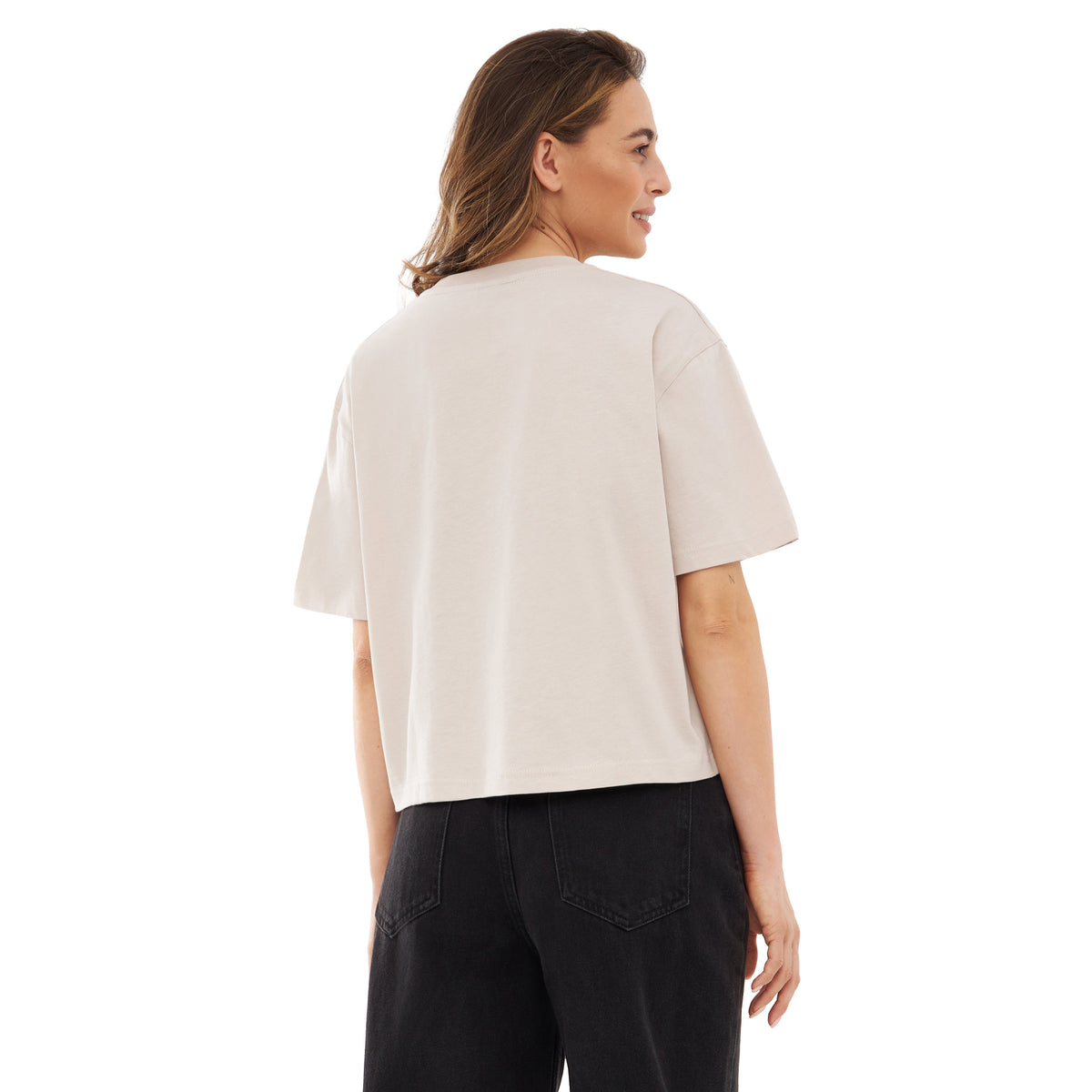 Damen trägt beige Cropped T-Shirt 'Zoey' von Johnny Urban, Rückansicht, zu schwarze Hose