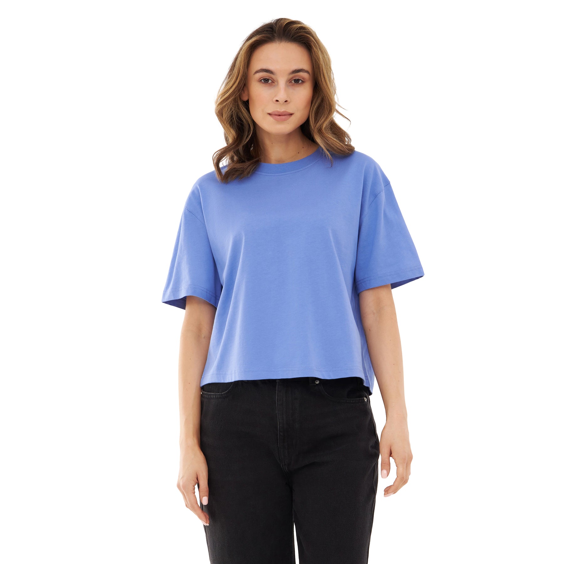 Frau trägt blaulila oversized Cropped T-Shirt 'Zoey JU' mit schwarzen Jeans