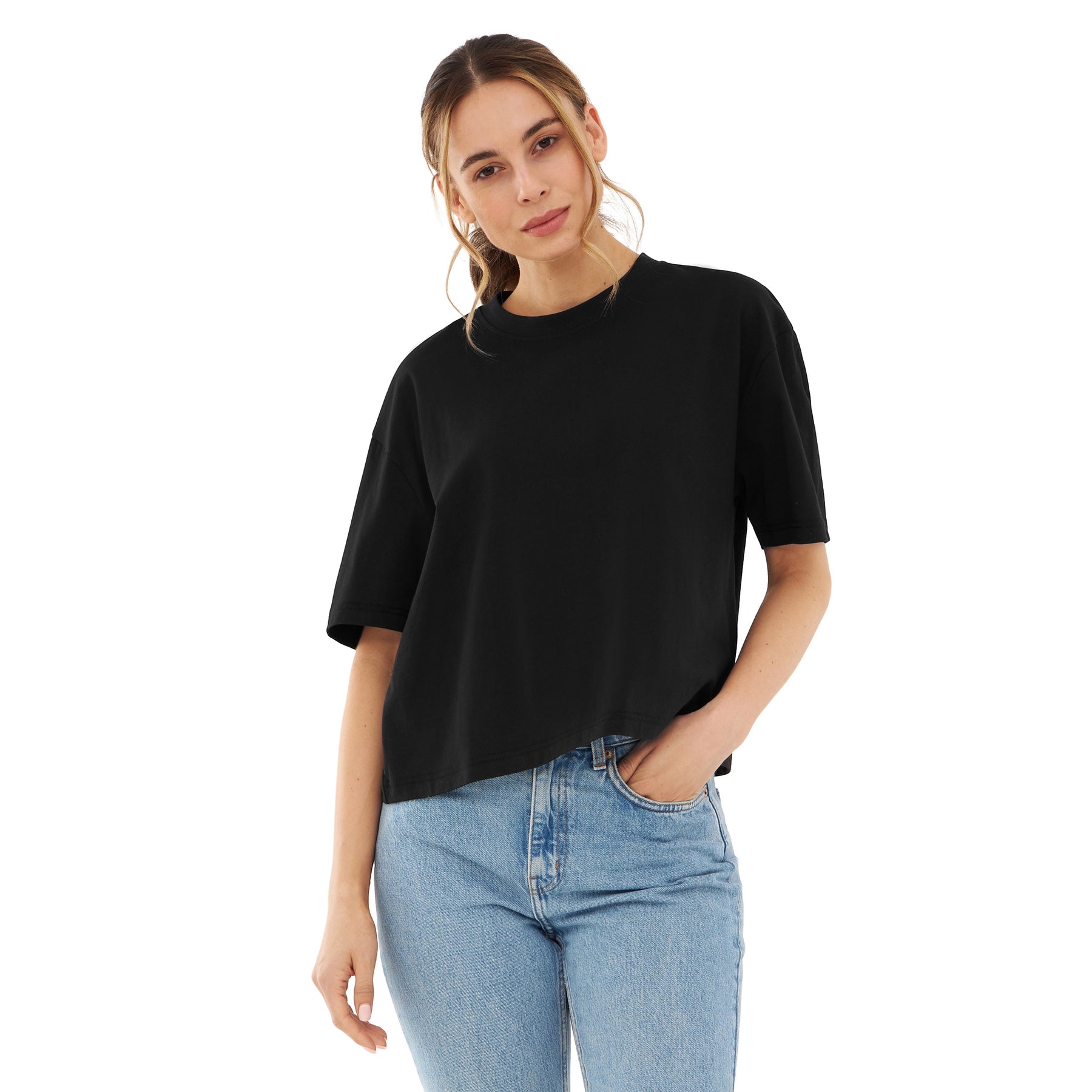 Frau trägt schwarzes Cropped T-Shirt 'Zoey' mit asymmetrischem Saum und hellblauen Jeans