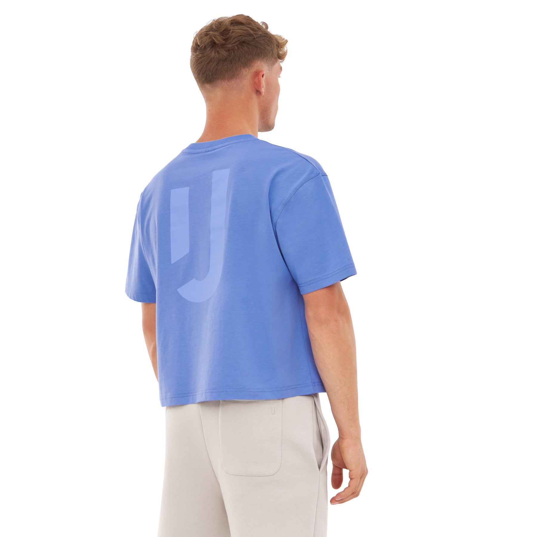 Mann von hinten trägt blau-lila Cropped T-Shirt 'Zoey JU' mit oversized Schnitt und kurzem Ärmel