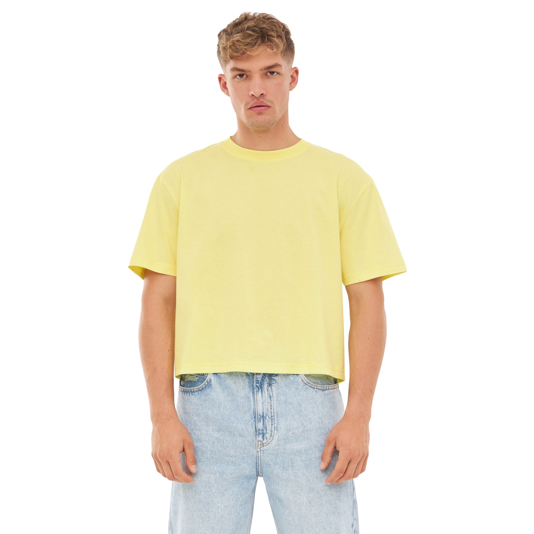 Männliches Modell trägt gelbes Cropped T-Shirt 'Zoey JU' und helle Jeans