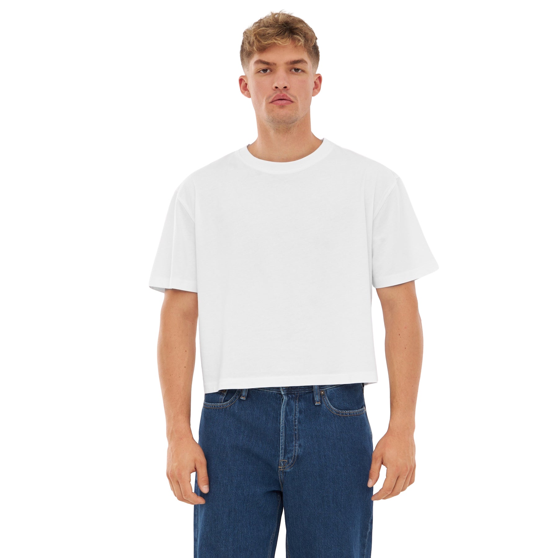 Mann trägt weißes Cropped T-Shirt 'Zoey' mit weitem Schnitt und kurze Ärmel