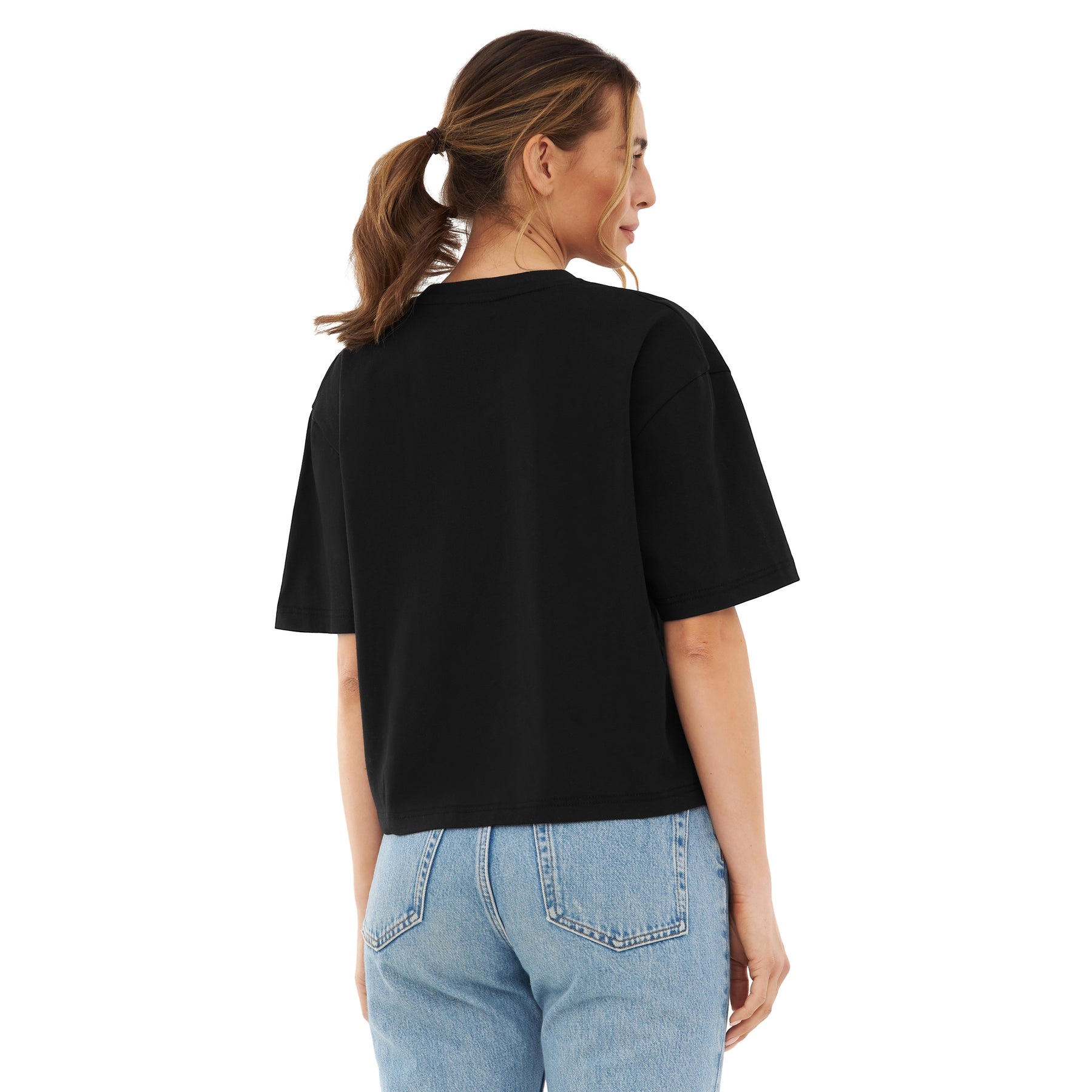 Frau von hinten in schwarzem Cropped T-Shirt 'Zoey' und blauer Jeans