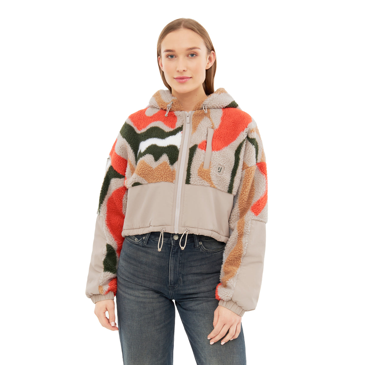 Frau trägt Cropped Teddy Fleecejacke "Carey" mit buntem abstraktem Print und beigen Details