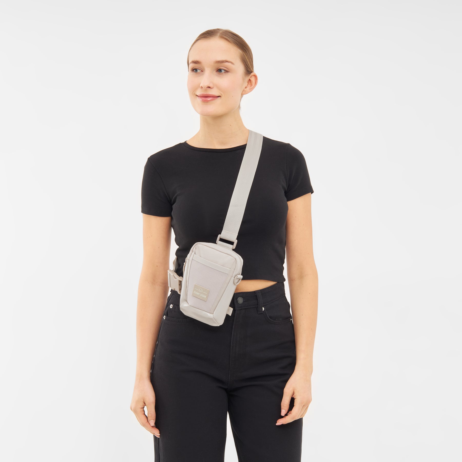Frau trägt beige Umhängetasche 'Lex' von Johnny Urban über einem schwarzen T-Shirt