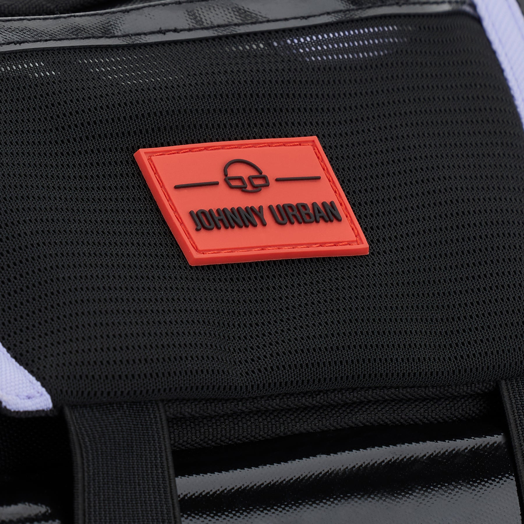 Nahtloses rotes Johnny Urban Markenschild auf schwarzem Netzstoff der Handtasche 'Liv'