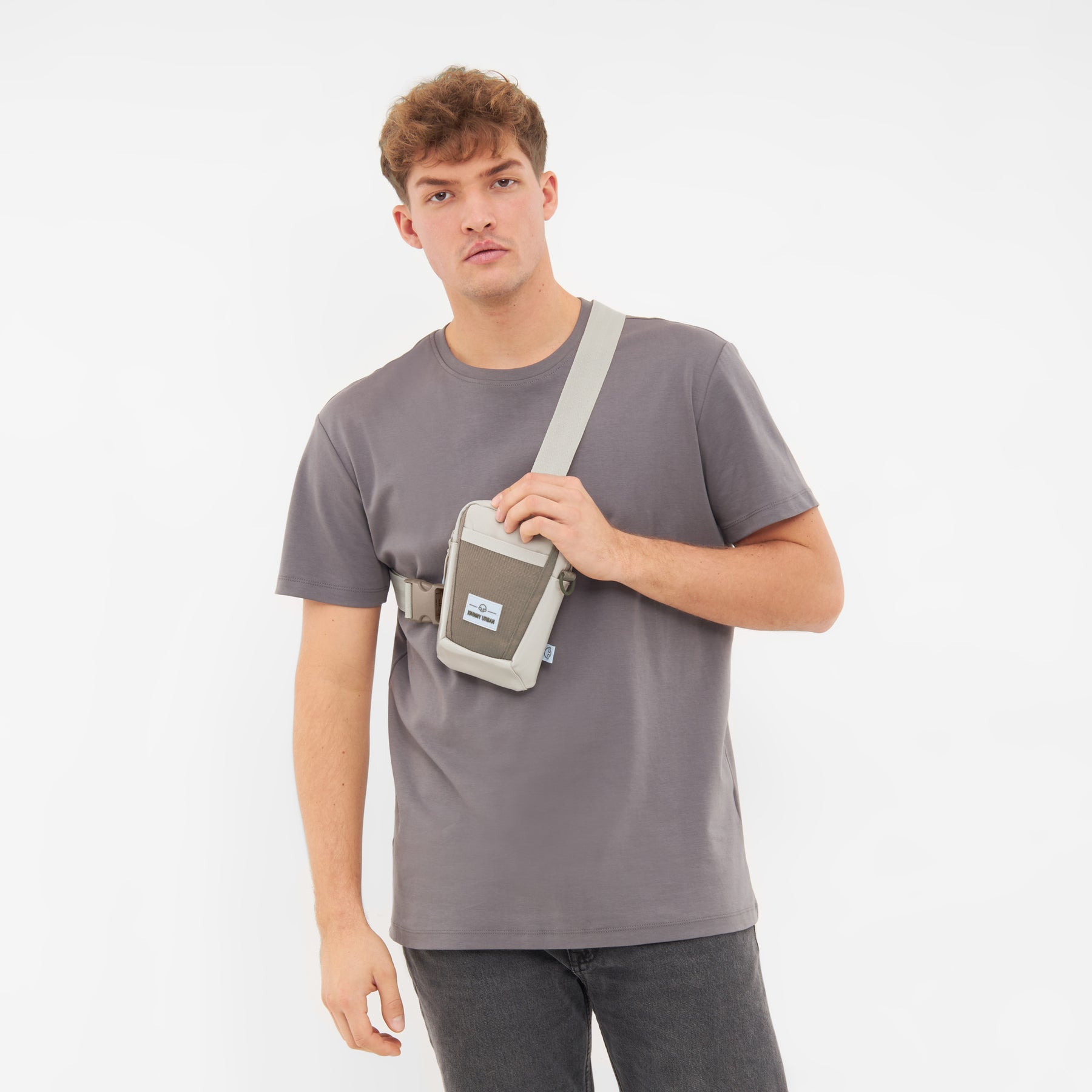 Mann trägt helle Umhängetasche 'Lex' von Johnny Urban über grauem T-Shirt