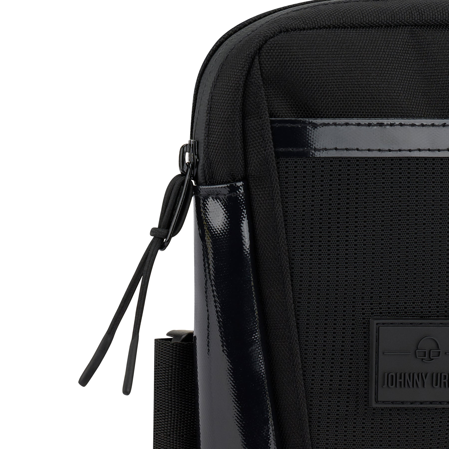 Schwarze Umhängetasche 'Lex' von Johnny Urban aus Textil und glänzendem Material mit Reißverschluss