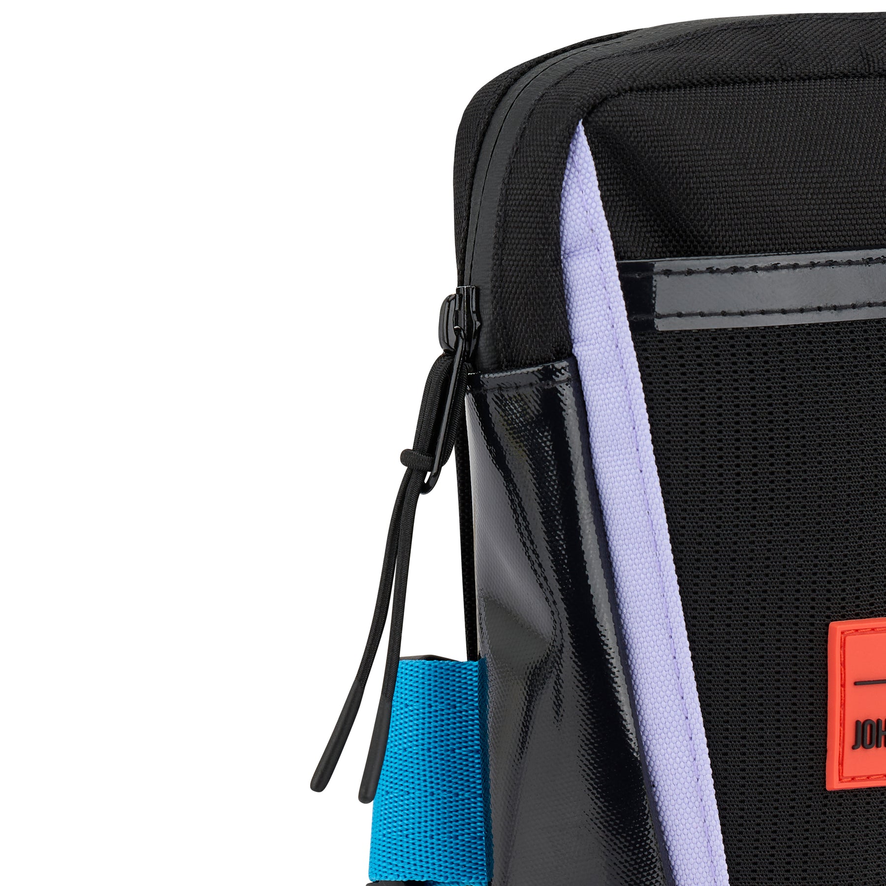 Schwarze Umhängetasche 'Lex' von Johnny Urban mit hellblauen und schwarzen Details und rotem Logo