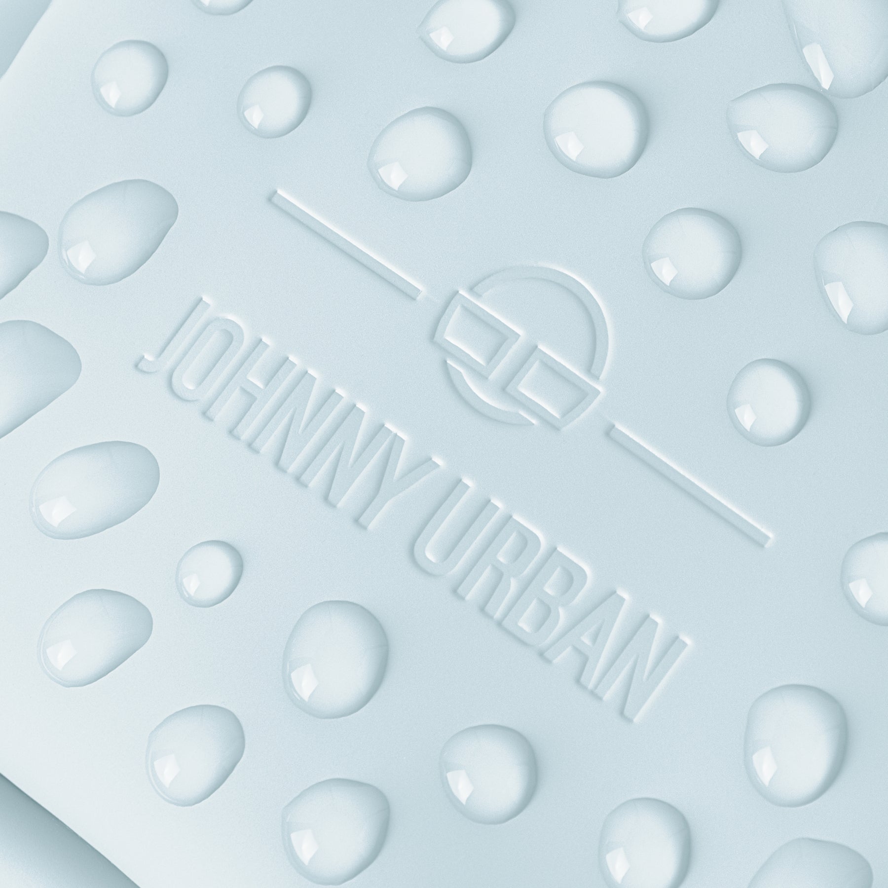 Wasserabweisendes Material der Umhängetasche 'Wesley' von Johnny Urban mit geprägtem Logo und Wassertropfen