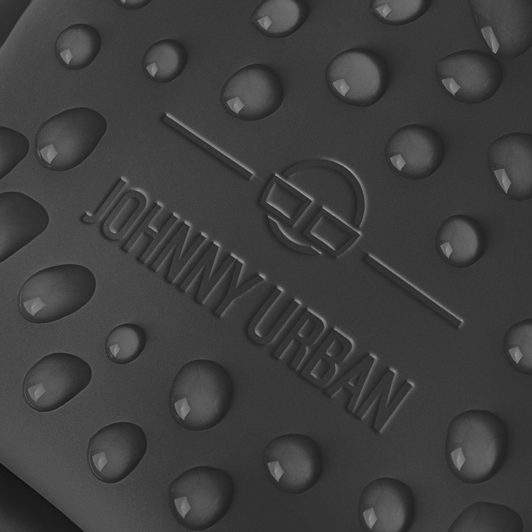 Wasserabweisendes Material mit geprägtem Johnny Urban Logo und Wassertropfen