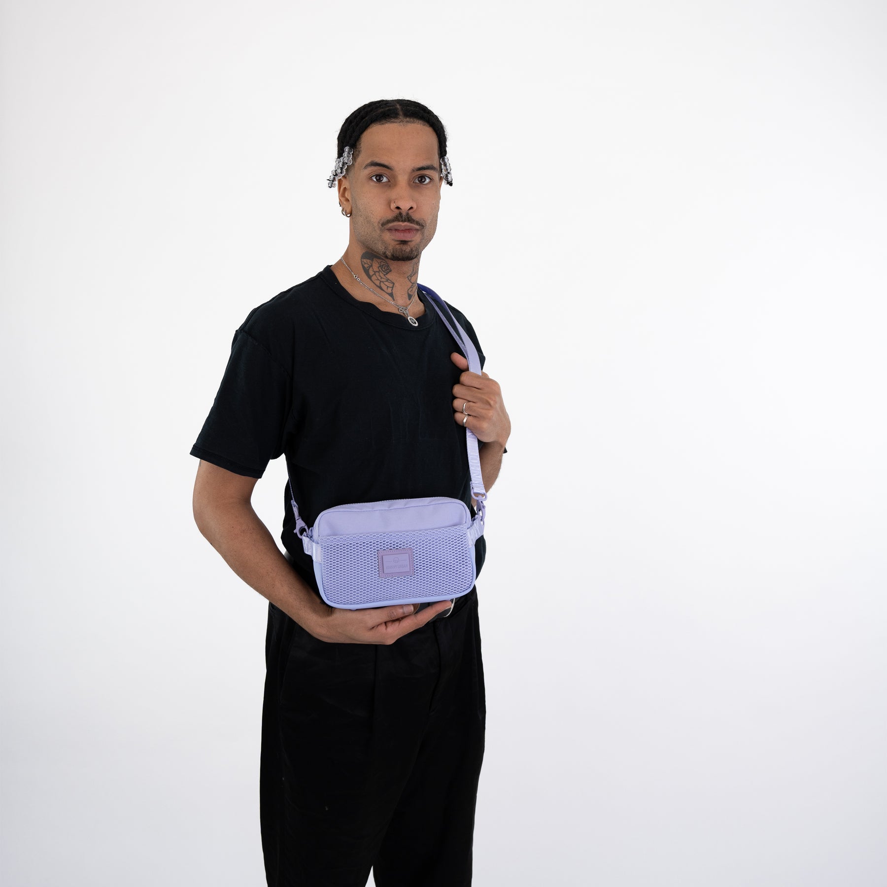 Mann trägt Umhängetasche 'Elliot' in fliederfarben mit Netzvordertasche
